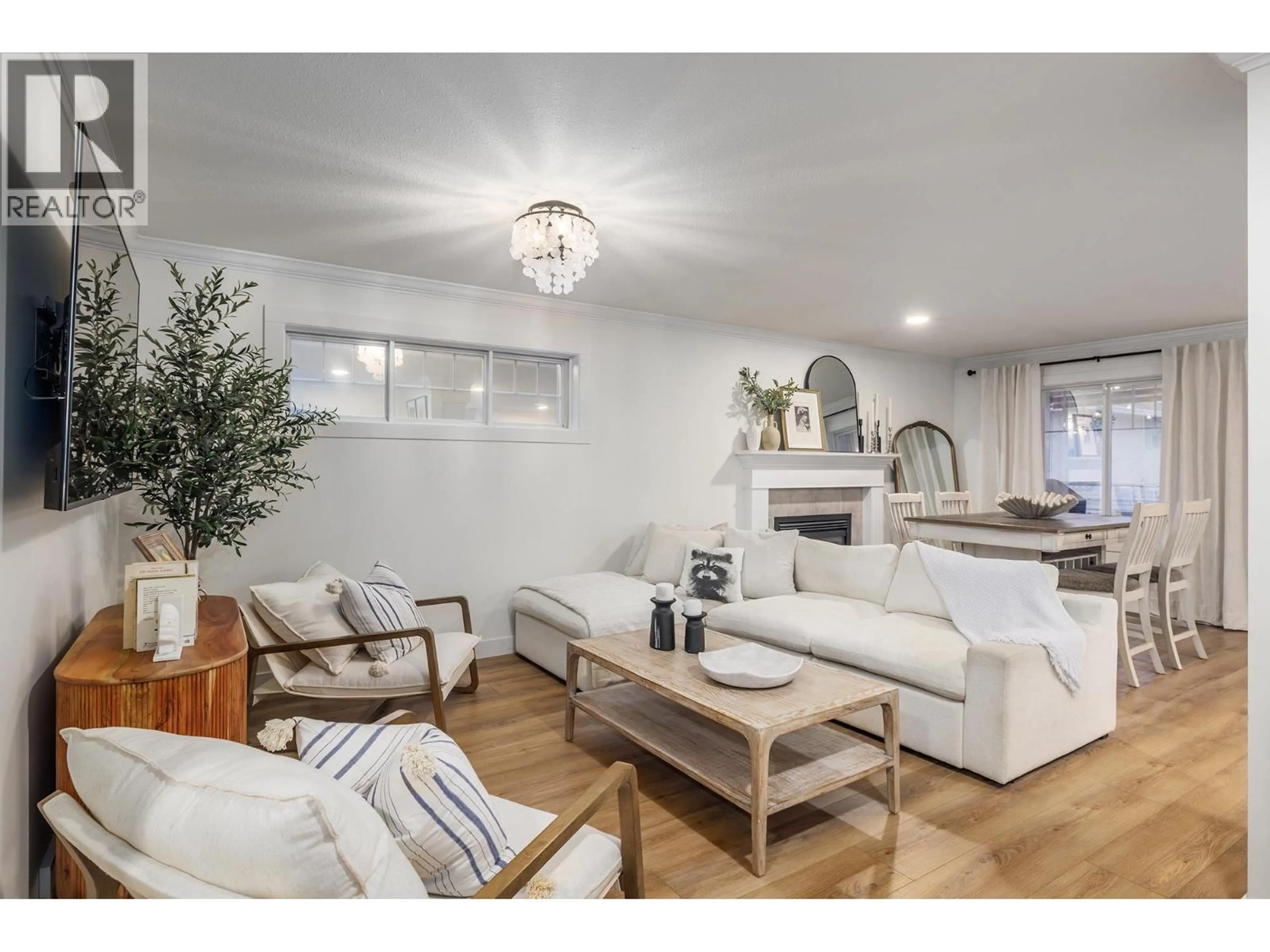 Living room with furniture, wood/laminate floor for 413 - 665 COOK ROAD, Kelowna British Columbia V1W4T4