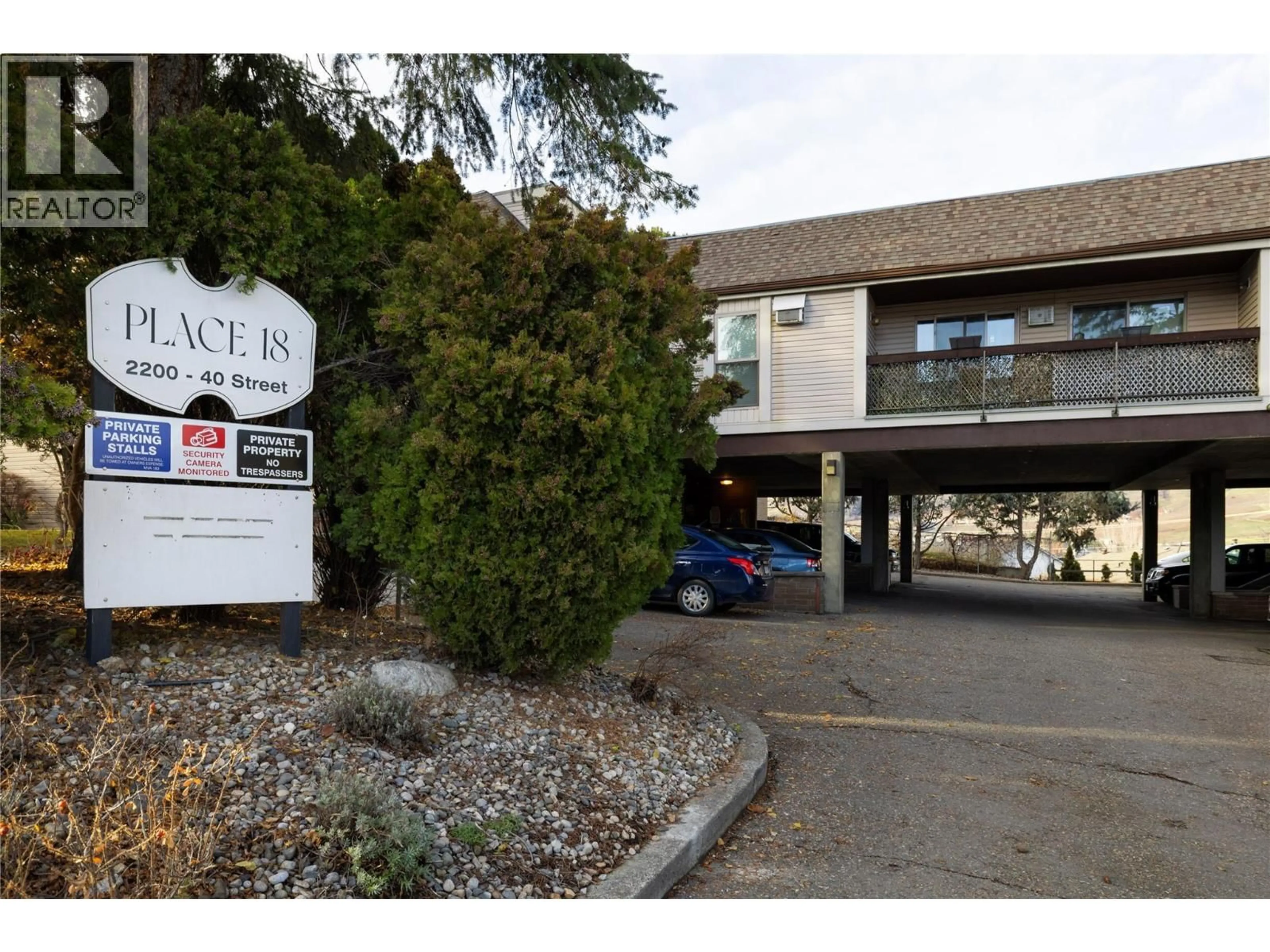 Indoor foyer for 1 - 2200 40 STREET, Vernon British Columbia V1T7P2