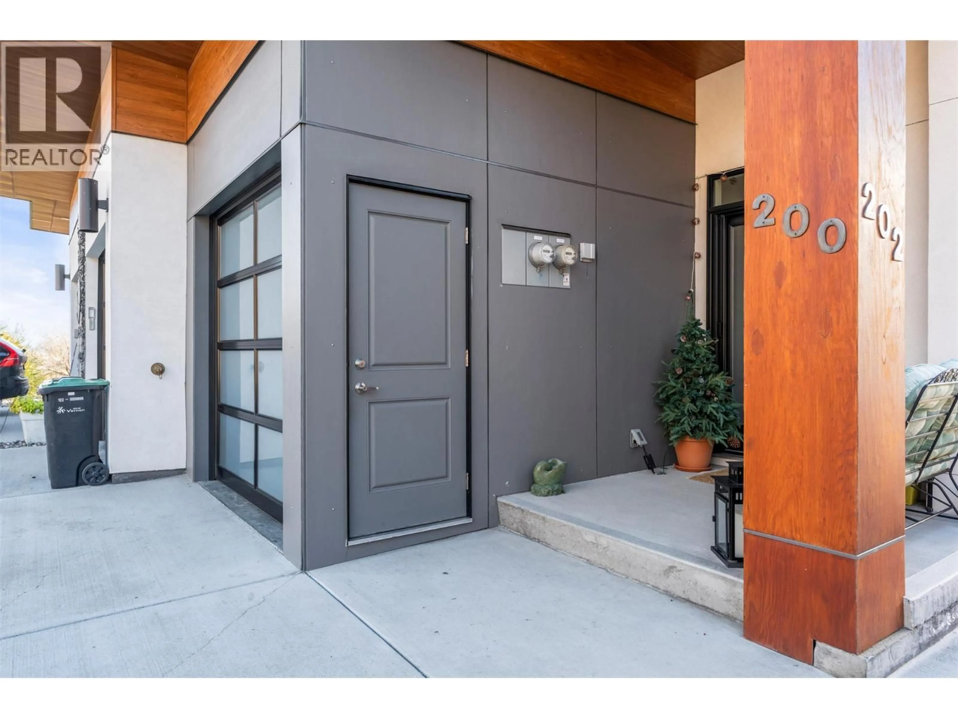 Indoor entryway for 202 VINEYARD WAY, Vernon British Columbia V1H1Z7