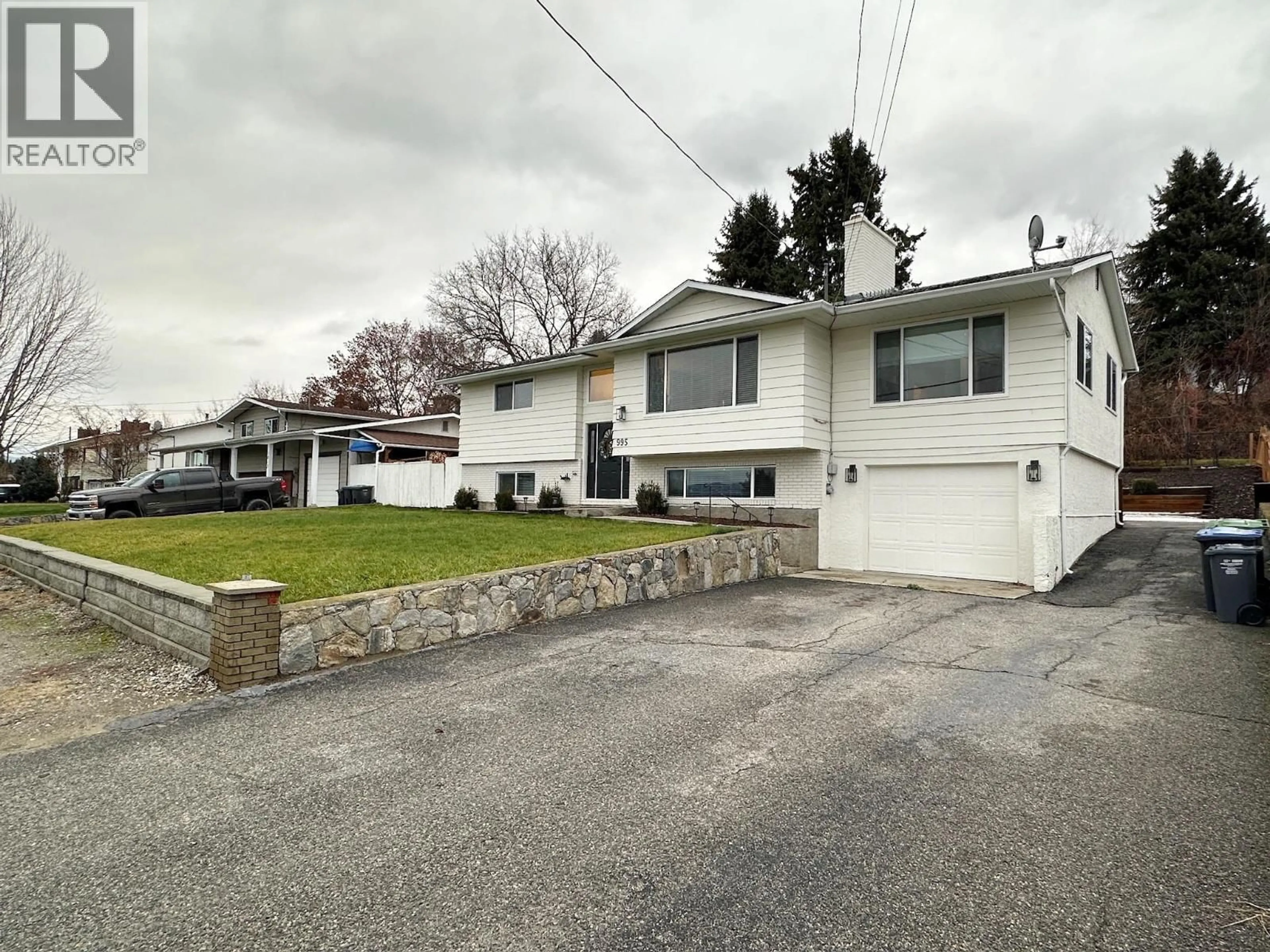 A pic from outside/outdoor area/front of a property/back of a property/a pic from drone, street for 995 GRAF ROAD, Kelowna British Columbia V1P1C1