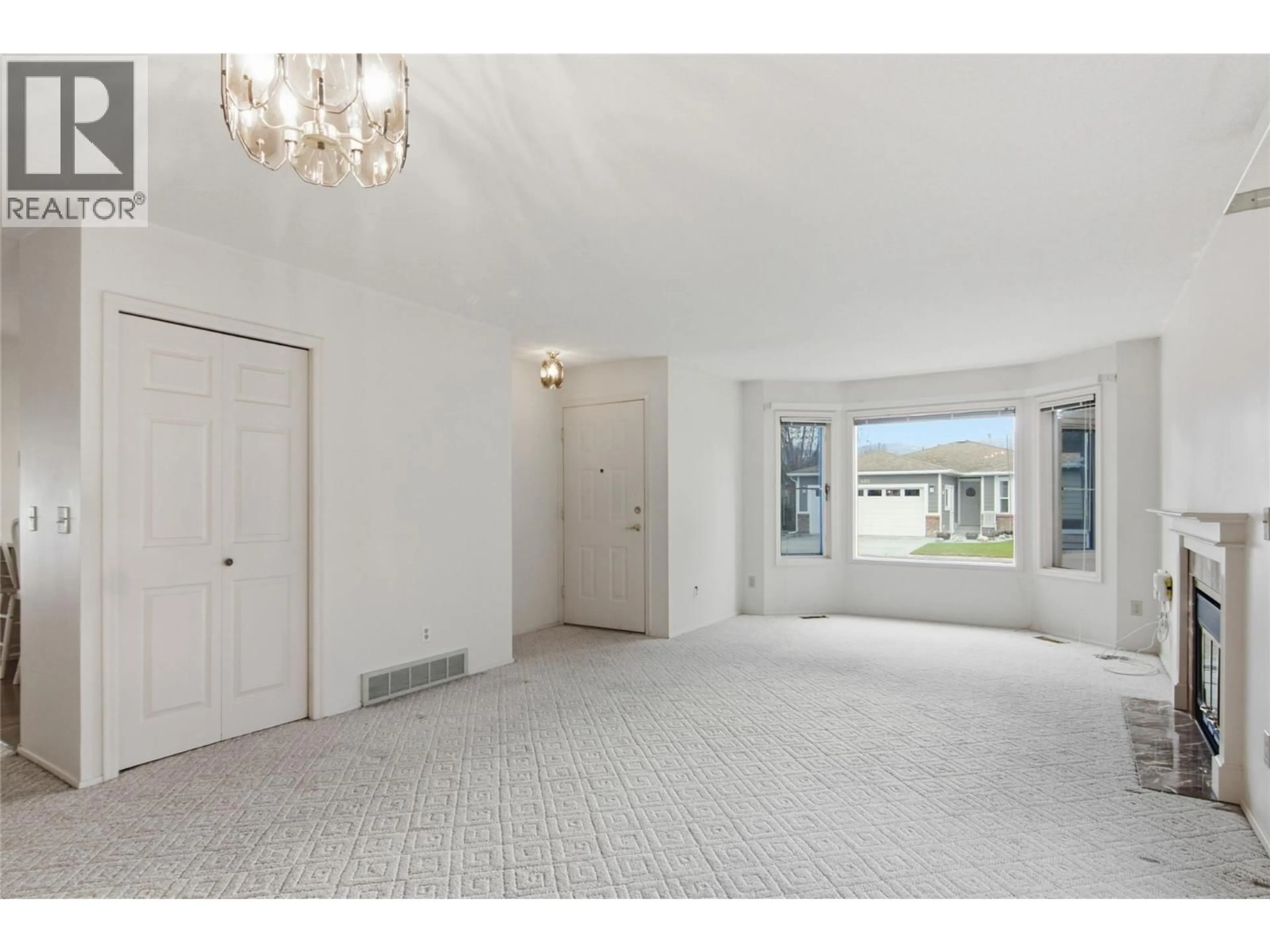 Indoor foyer for 402 - 1260 RAYMER AVENUE, Kelowna British Columbia V1W3S4