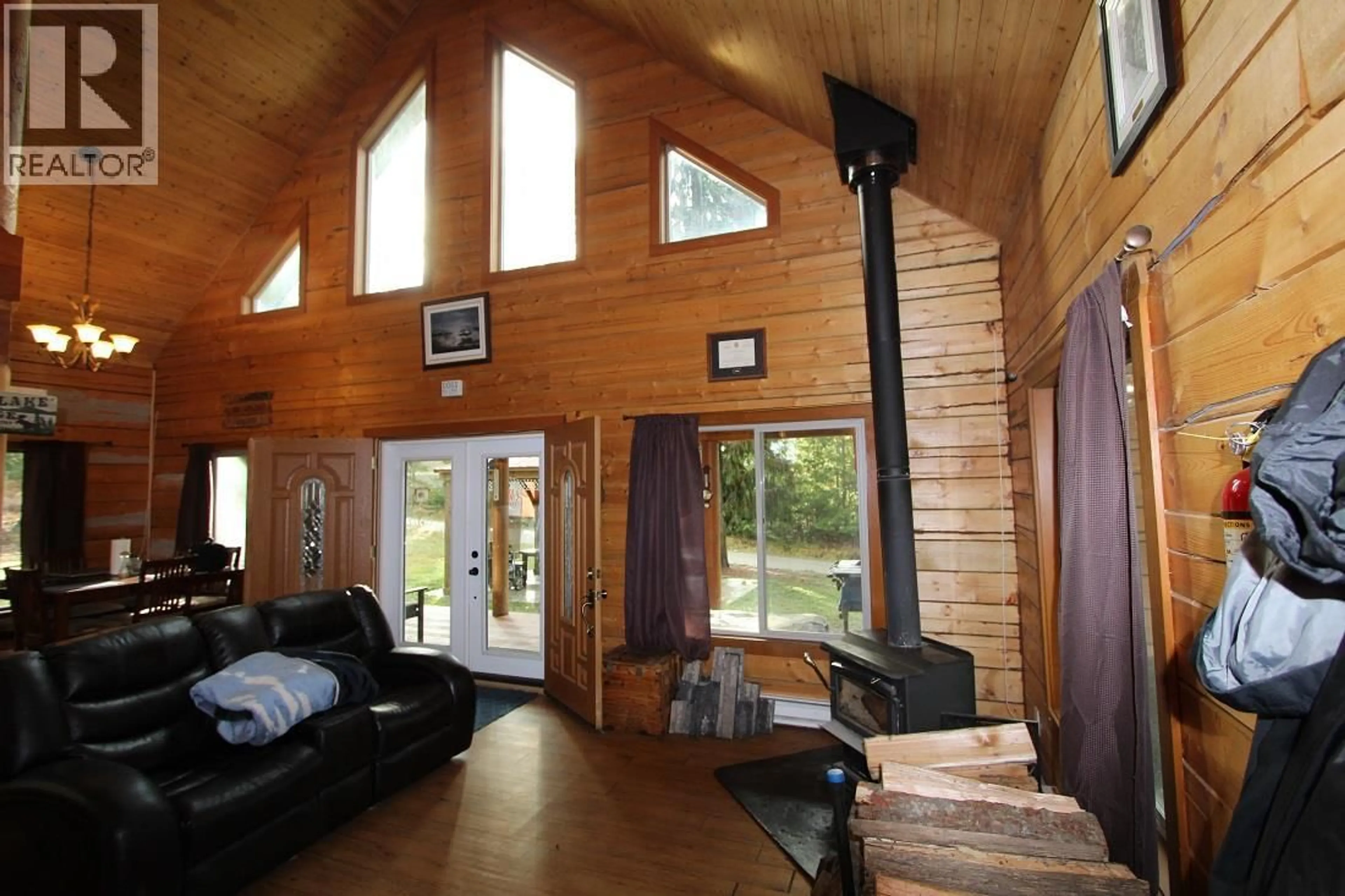 Indoor foyer for 7629 MOUNTAIN DRIVE, Anglemont British Columbia V0E1M8