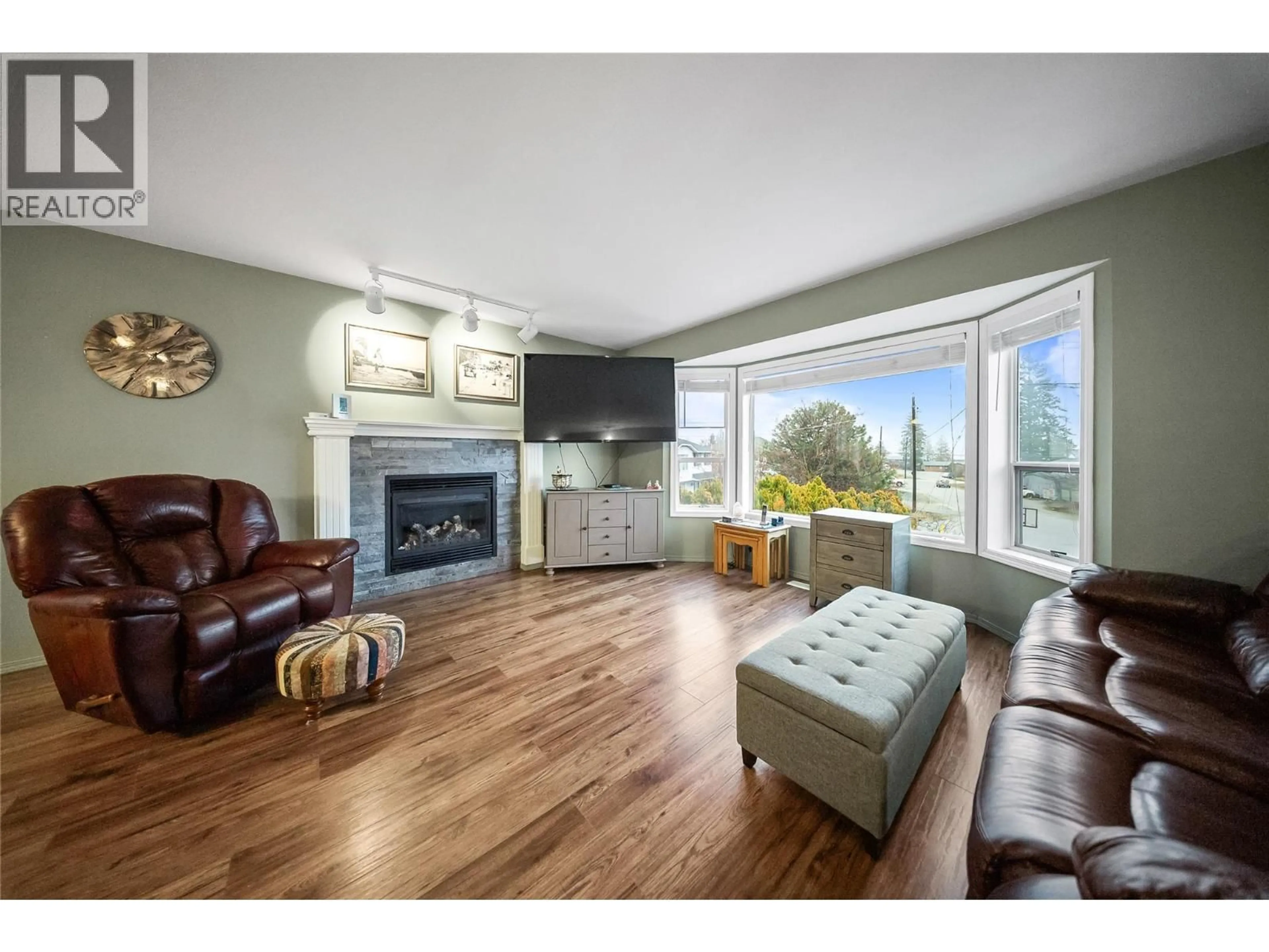 Living room with furniture, wood/laminate floor for 3230 REGENT ROAD, West Kelowna British Columbia V4T1B2