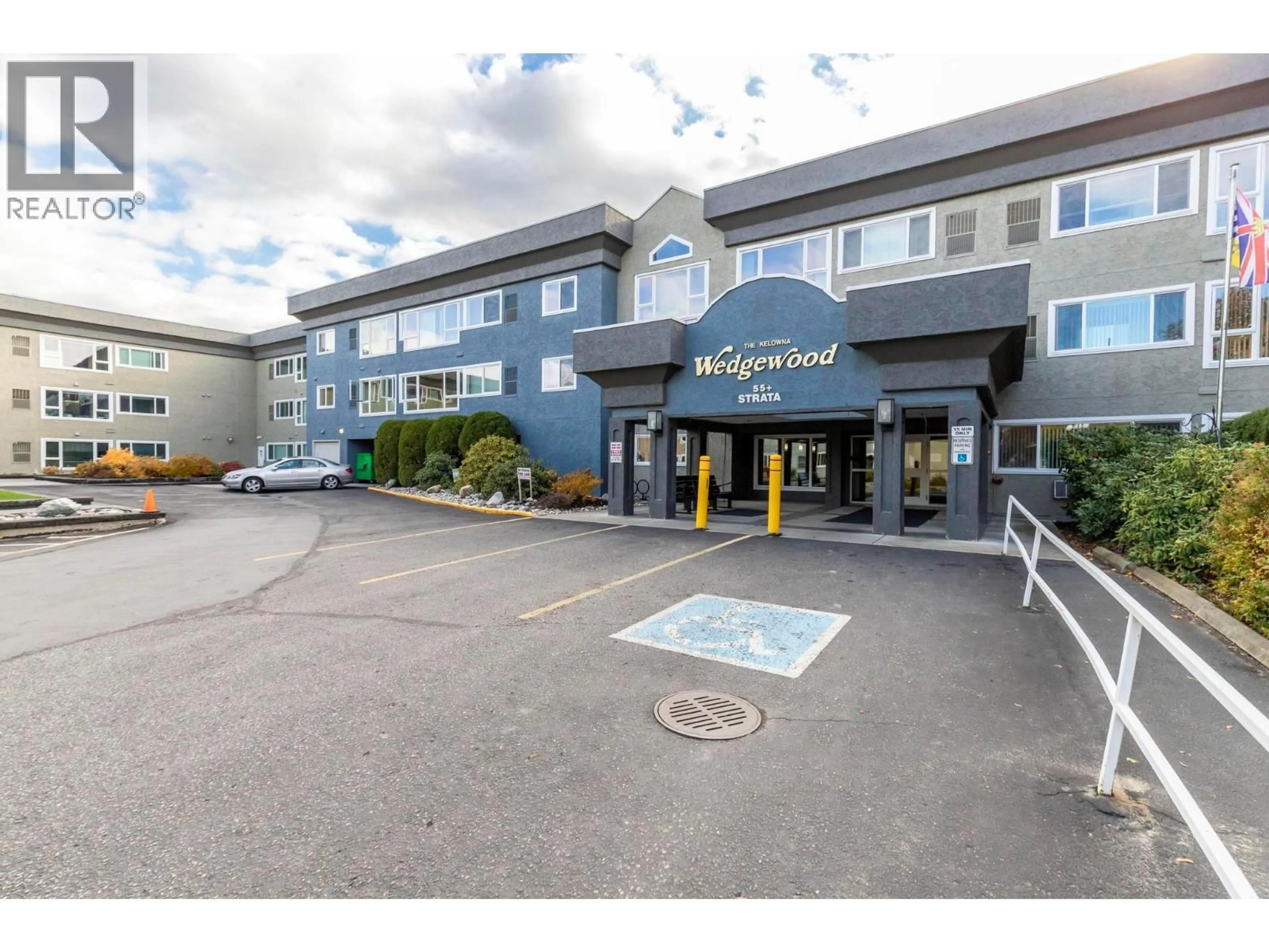 Indoor foyer for 112 - 1045 SUTHERLAND AVENUE, Kelowna British Columbia V1Y5Y1