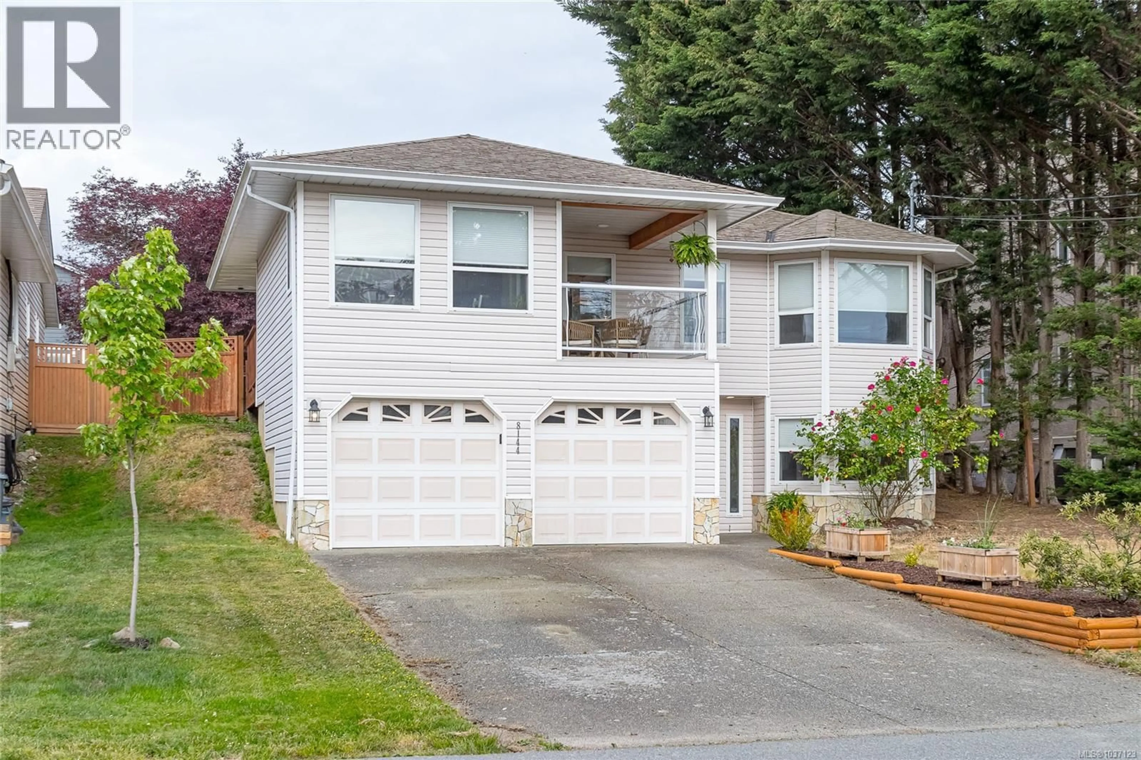 Home with vinyl exterior material, street for 8144 ARTHUR STREET, Crofton British Columbia