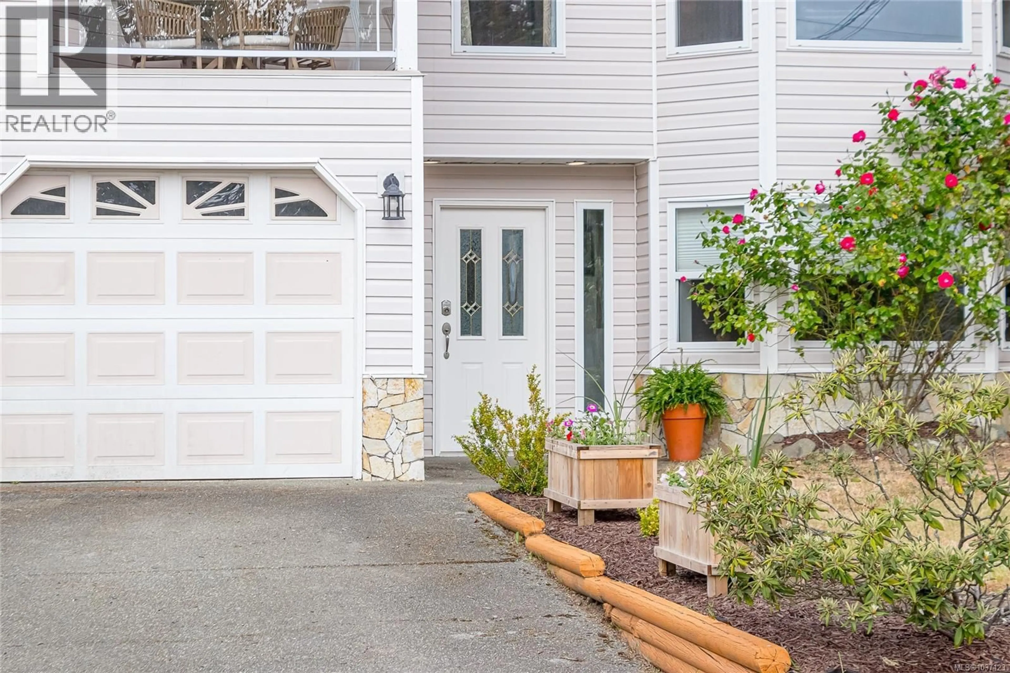 Indoor entryway for 8144 ARTHUR STREET, Crofton British Columbia