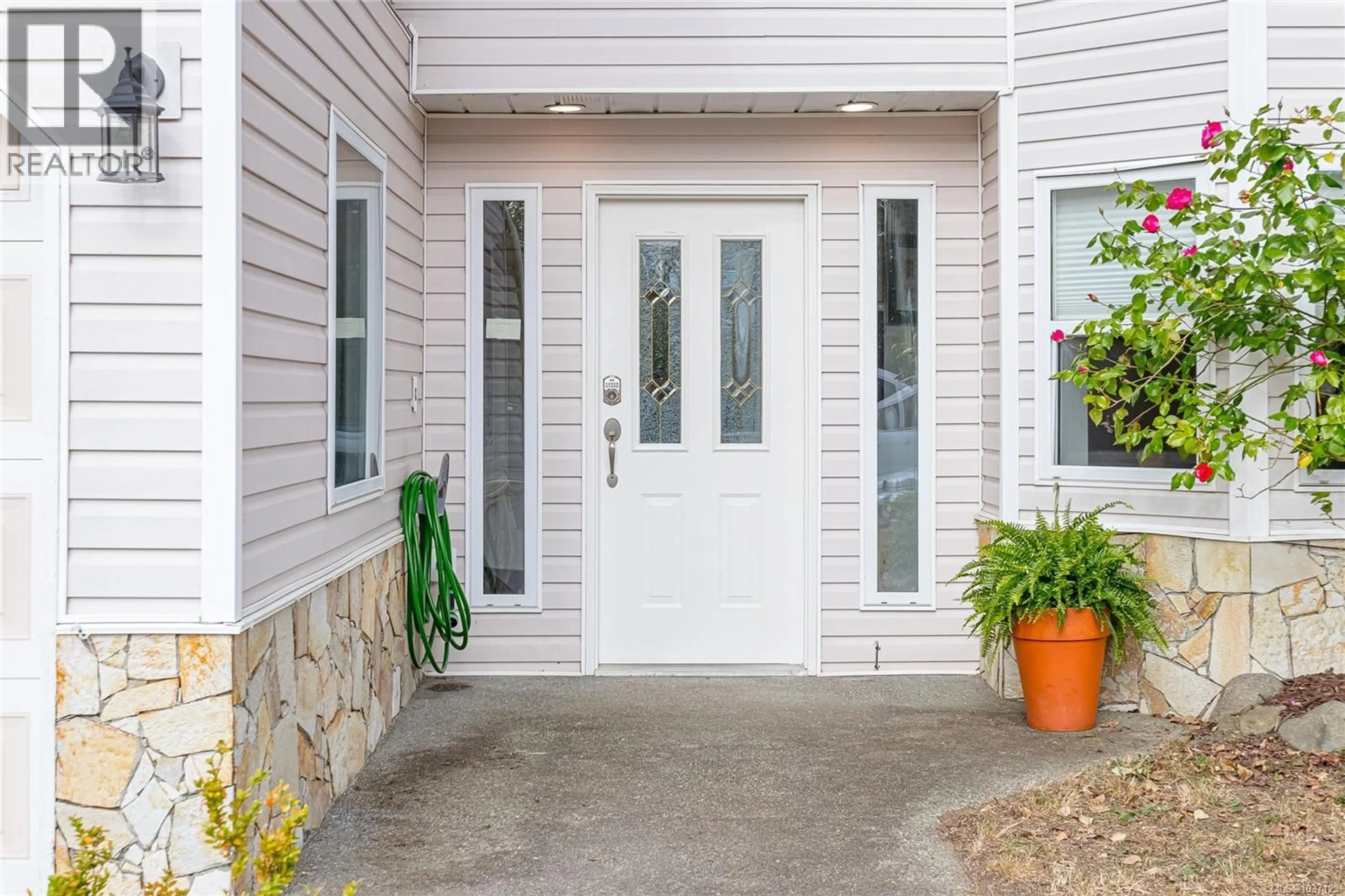 Indoor entryway for 8144 ARTHUR STREET, Crofton British Columbia