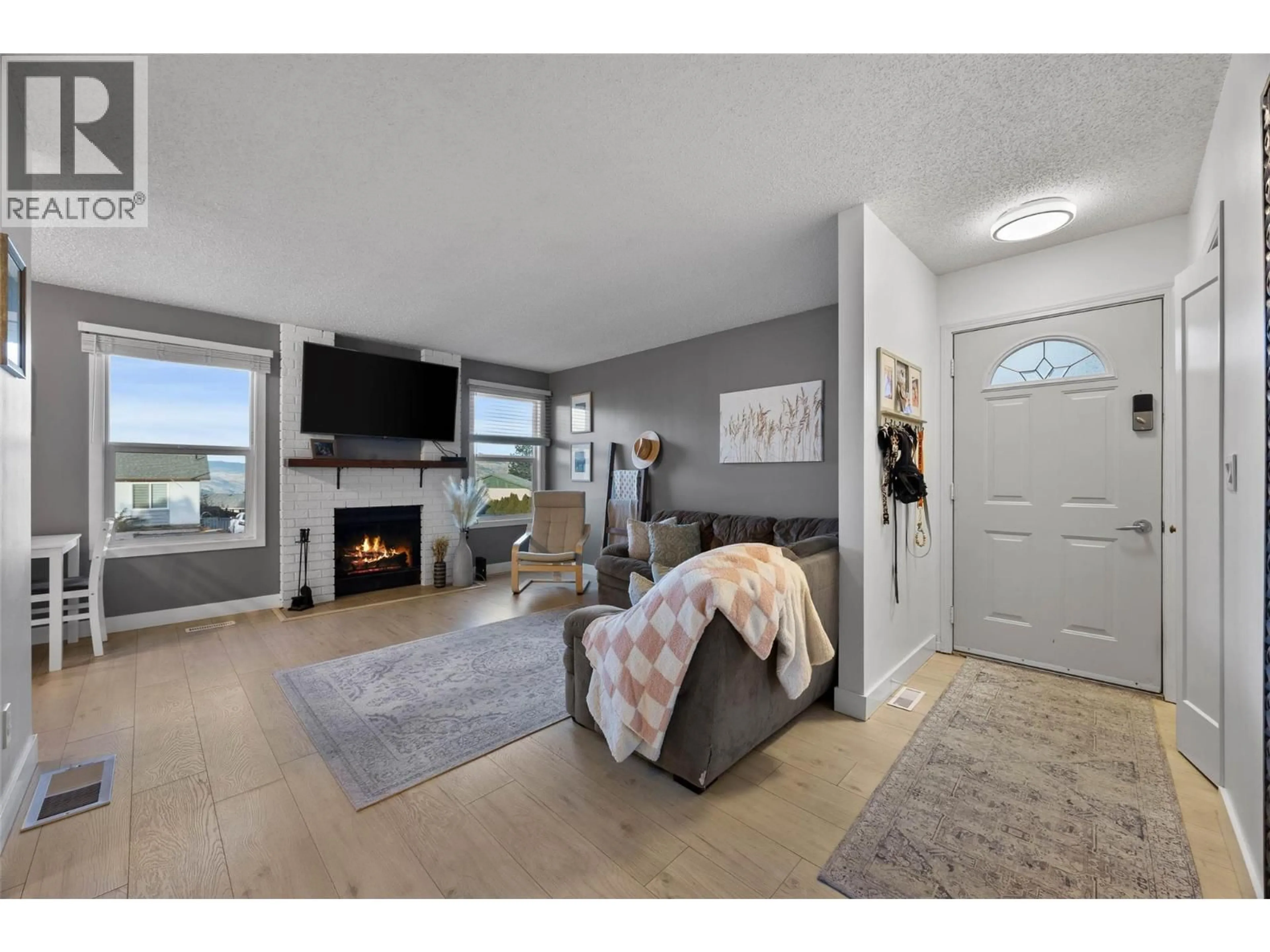 Living room with furniture, unknown for 229 HOLLYBURN DRIVE, Kamloops British Columbia V2E1Y9