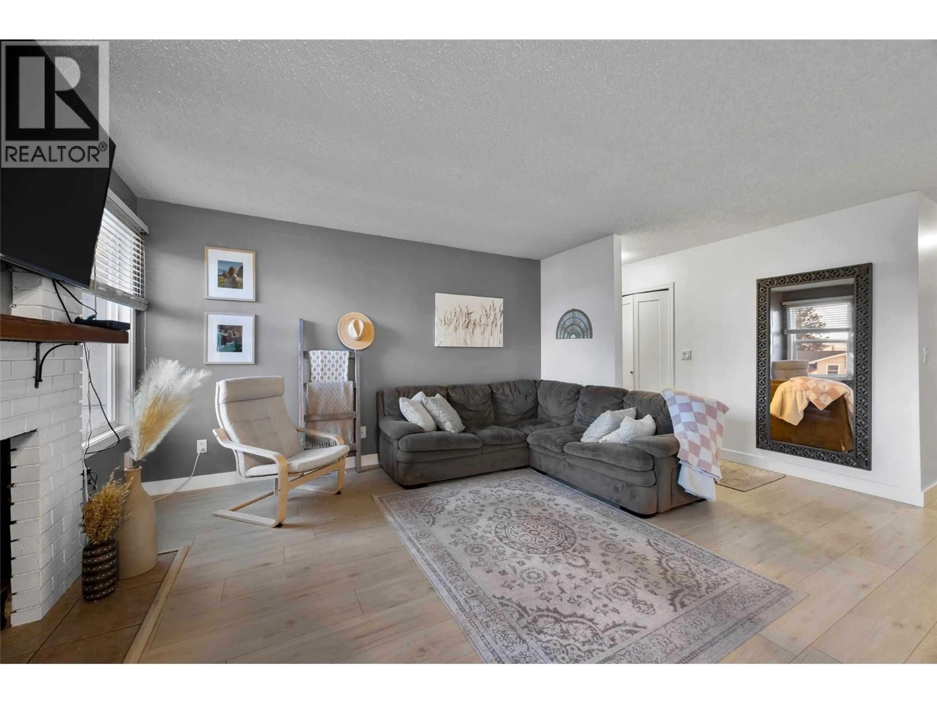 Living room with furniture, unknown for 229 HOLLYBURN DRIVE, Kamloops British Columbia V2E1Y9