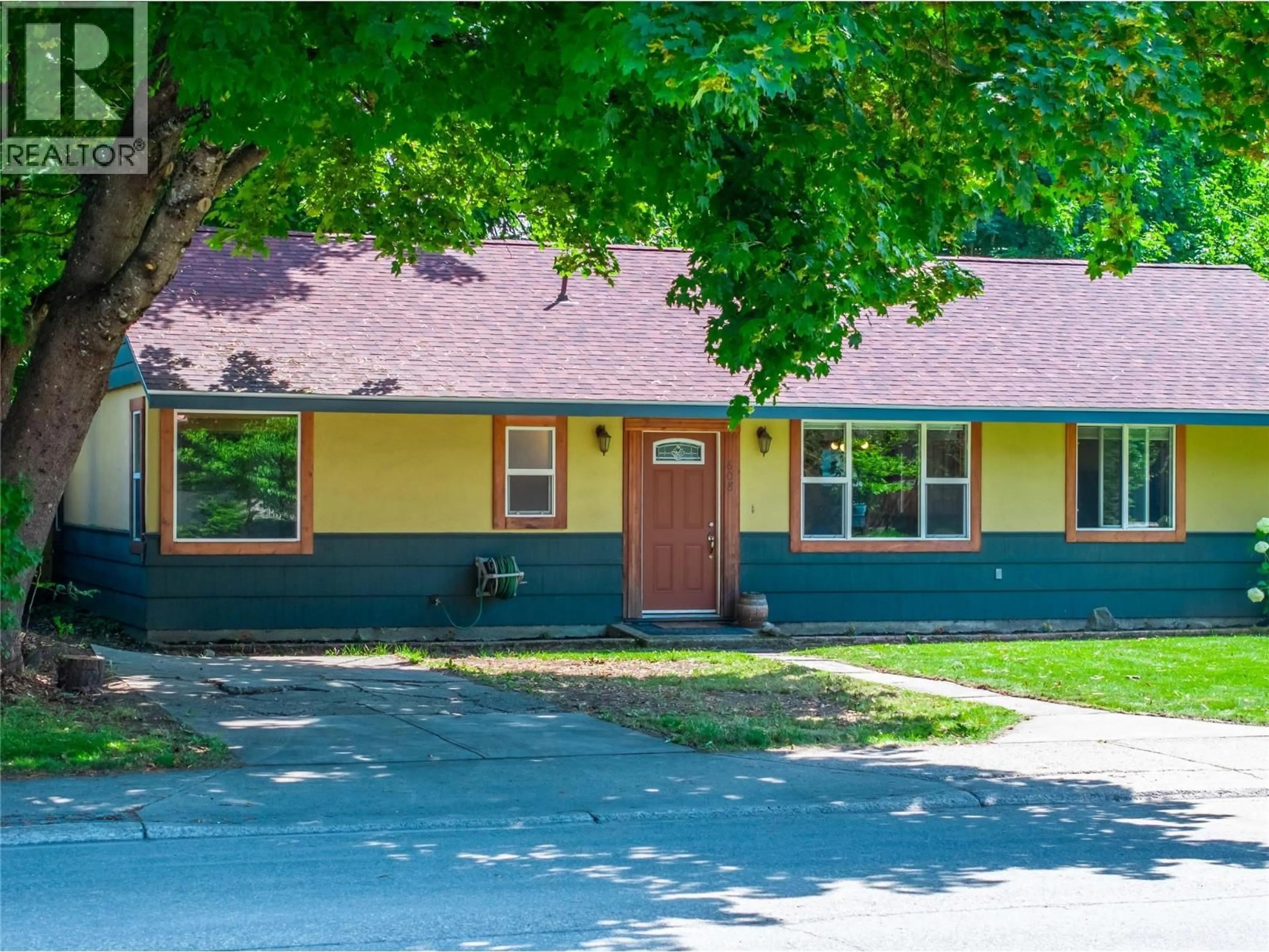 Home with vinyl exterior material, street for 608 MACKENZIE AVENUE, Revelstoke British Columbia V0E2S0