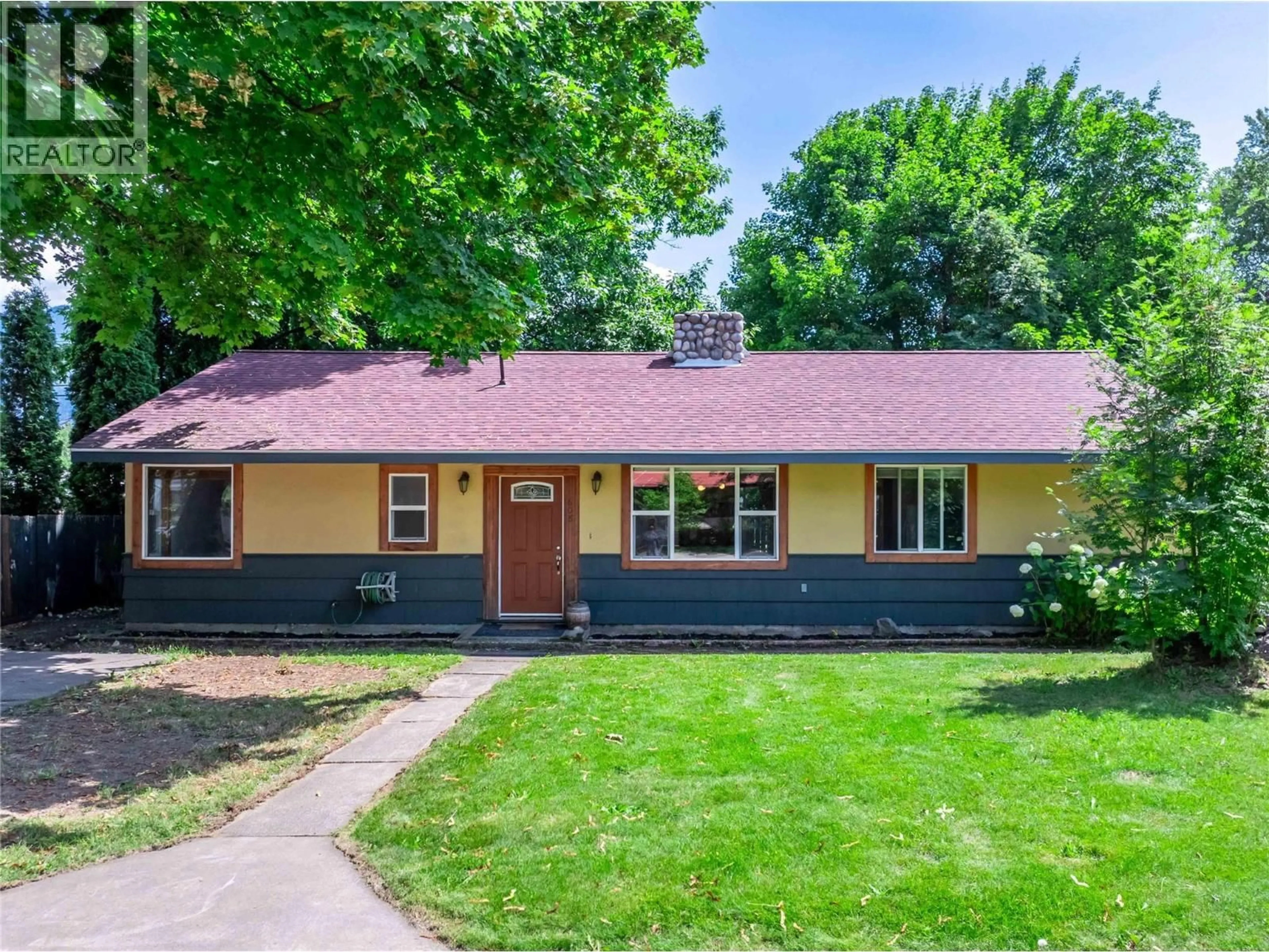 Home with vinyl exterior material, street for 608 MACKENZIE AVENUE, Revelstoke British Columbia V0E2S0