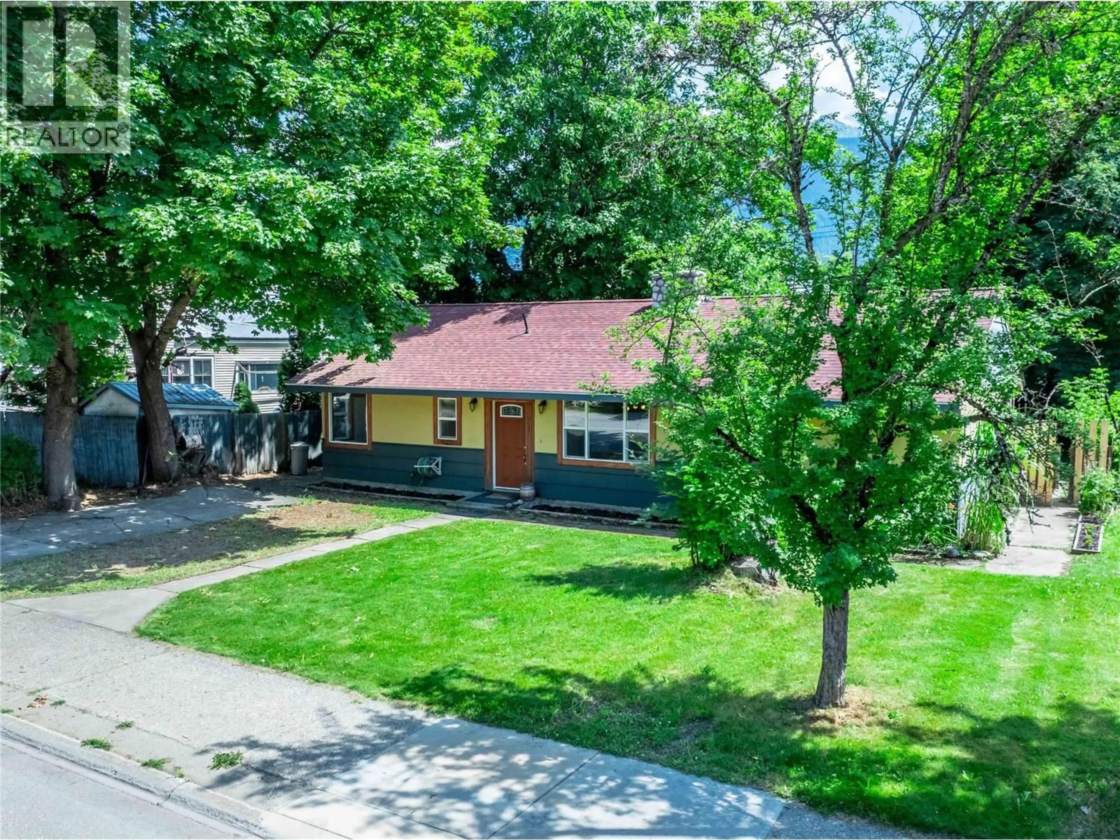 A pic from outside/outdoor area/front of a property/back of a property/a pic from drone, street for 608 MACKENZIE AVENUE, Revelstoke British Columbia V0E2S0