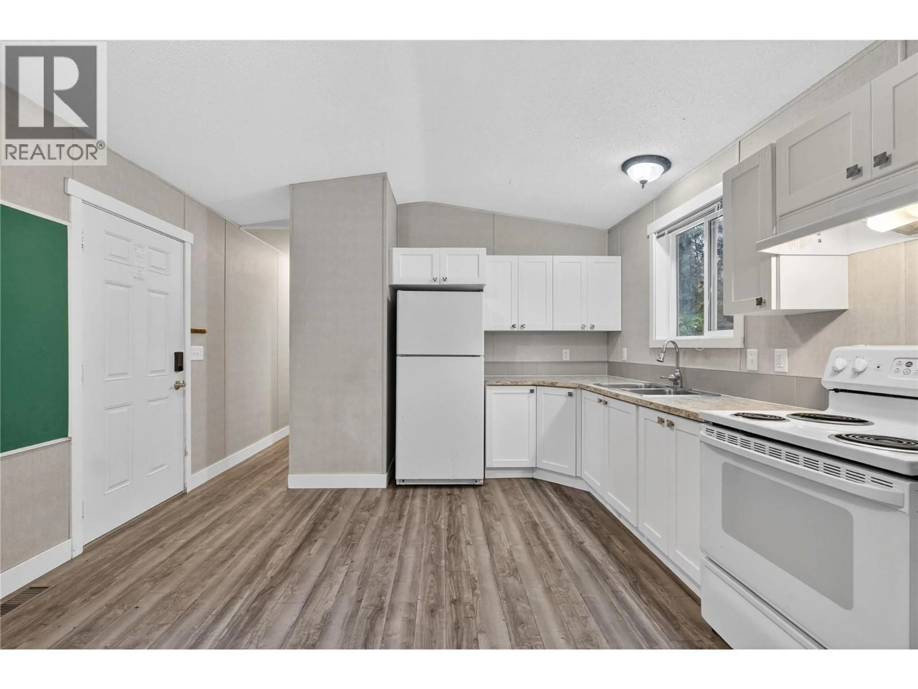 Standard kitchen, unknown for 3277 LOSCHINSKI ROAD, Revelstoke British Columbia V0E2S0