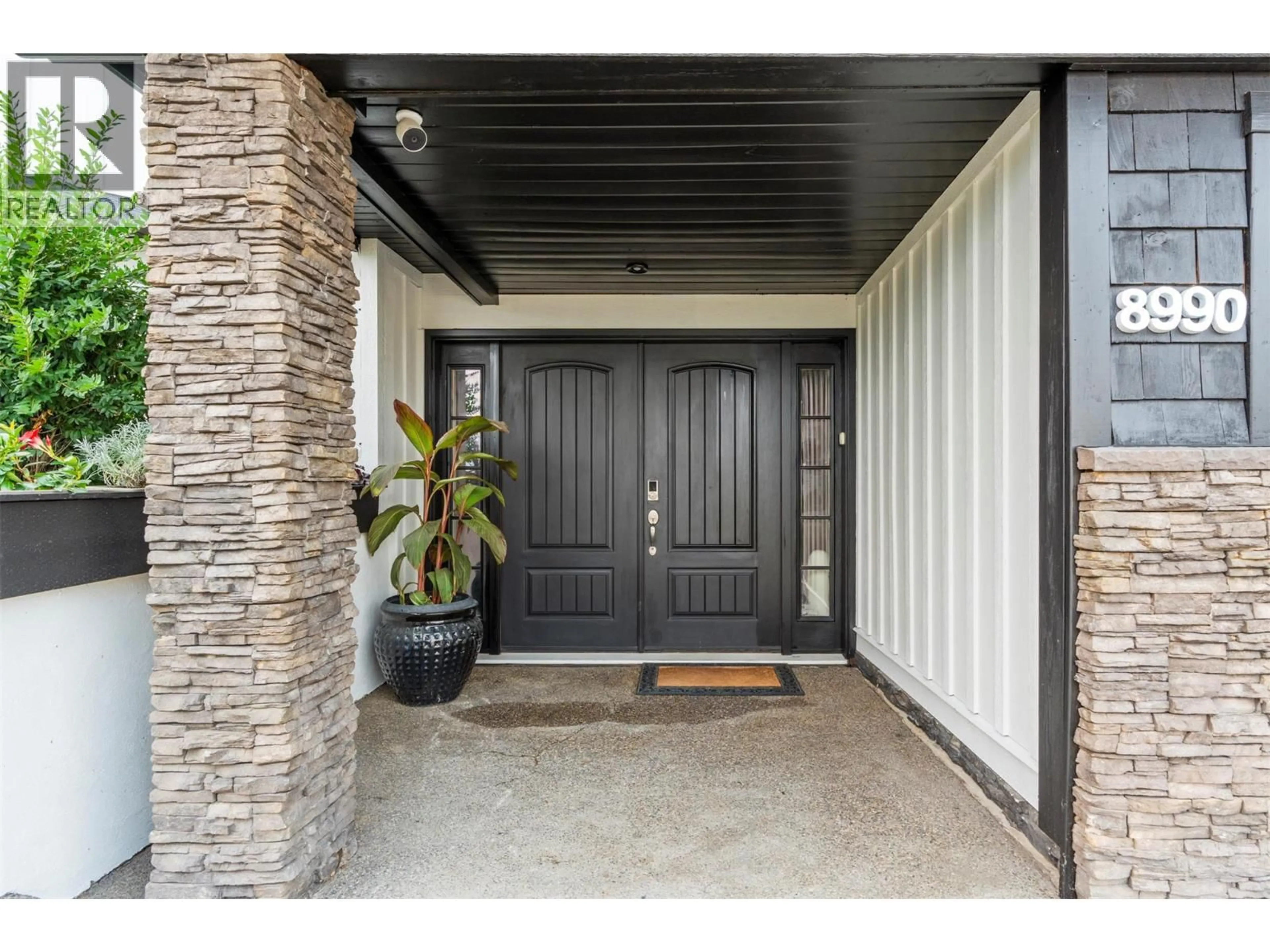 Indoor entryway for 8990 COLLEGE DRIVE, Coldstream British Columbia V1B2P6