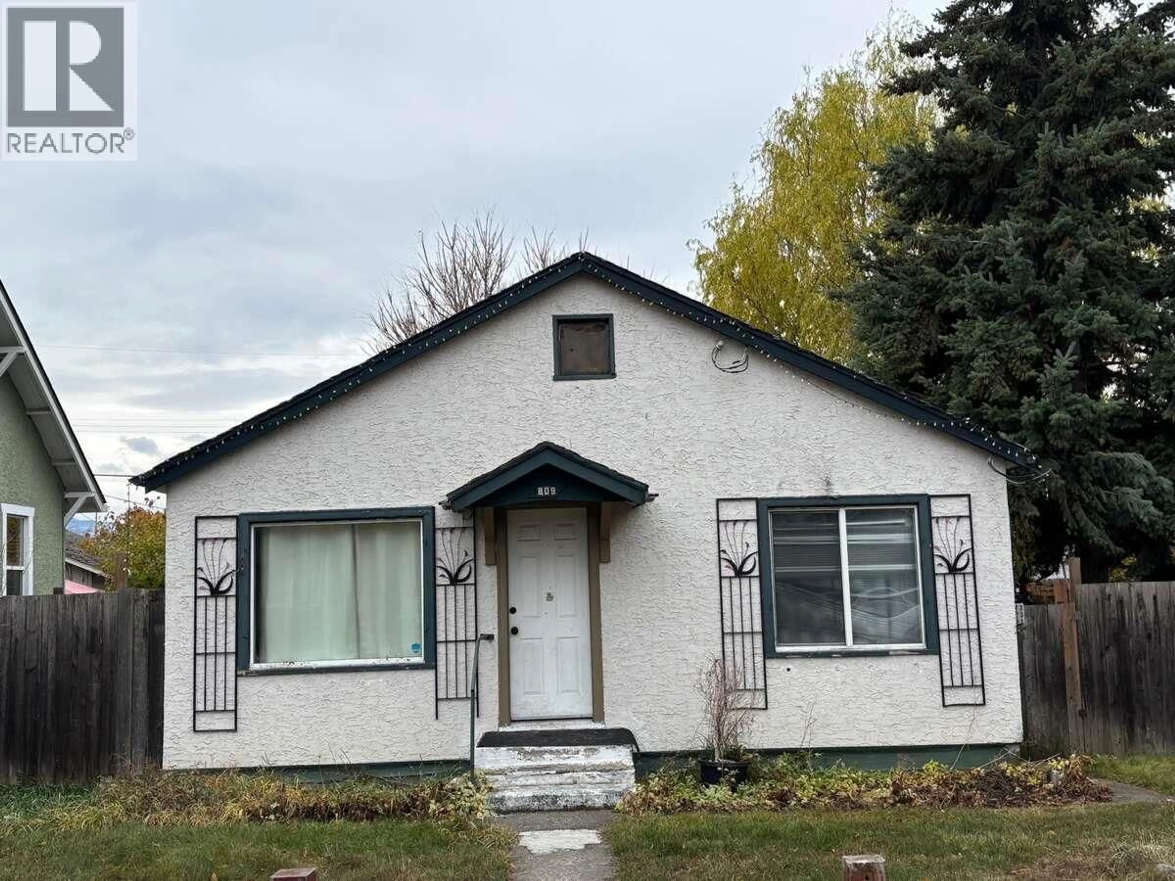 Home with vinyl exterior material, street for 809 STOCKWELL AVENUE, Kelowna British Columbia V1Y6W1