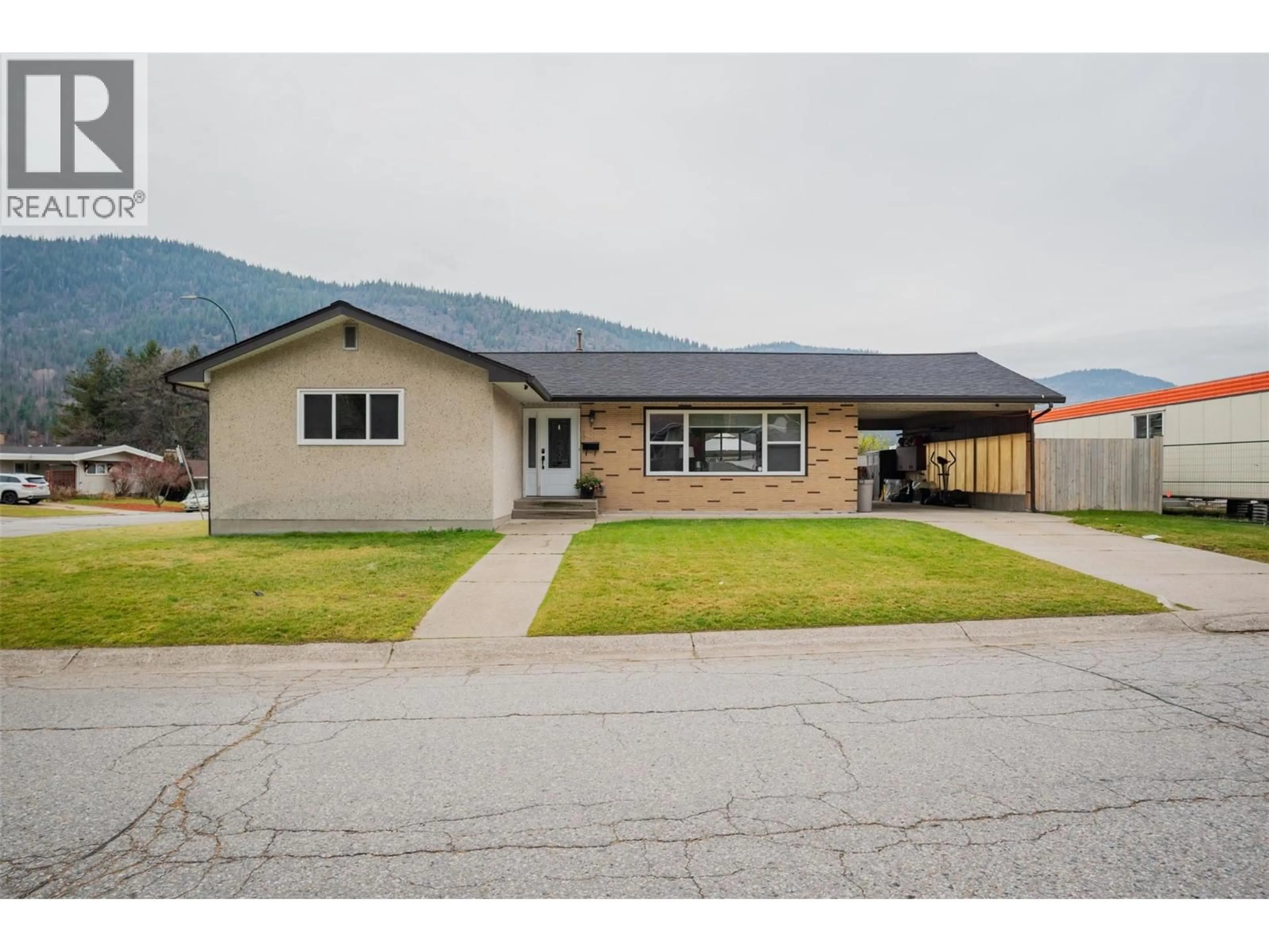 Home with vinyl exterior material, street for 3690 CARNATION DRIVE, Trail British Columbia V1R2W6