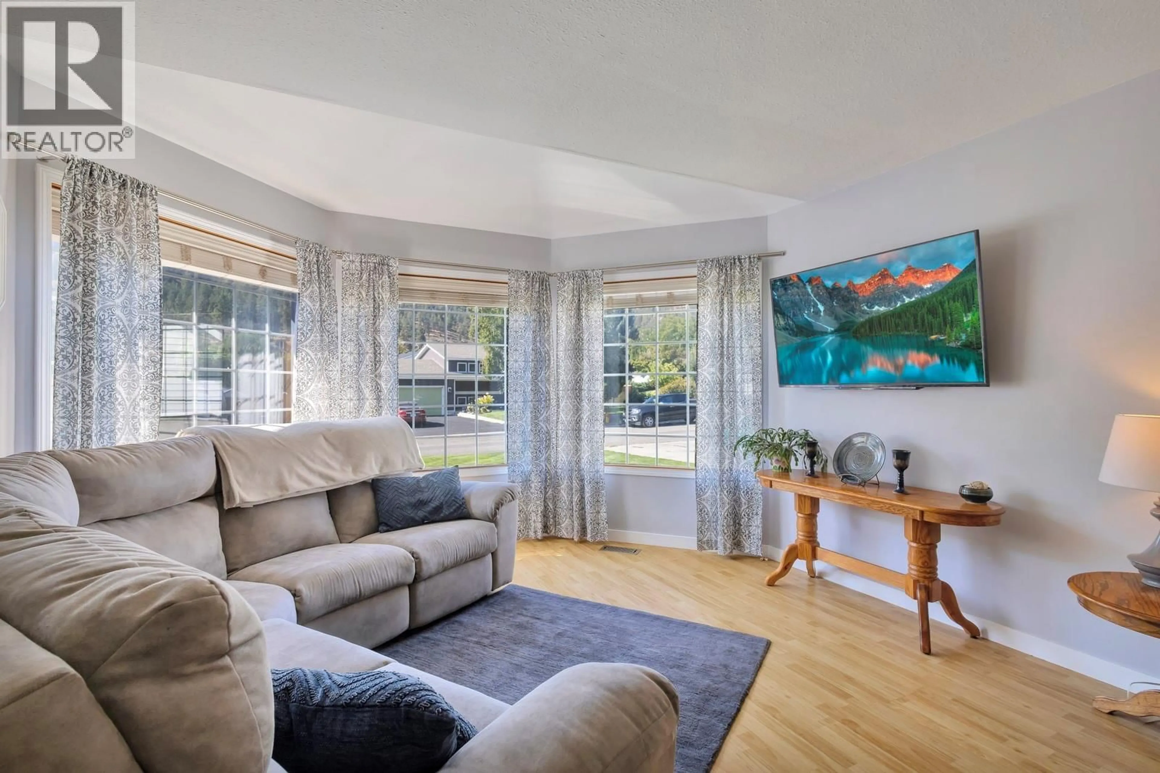 Living room with furniture, unknown for 325 MCTAVISH ROAD, Kelowna British Columbia V1V1P2