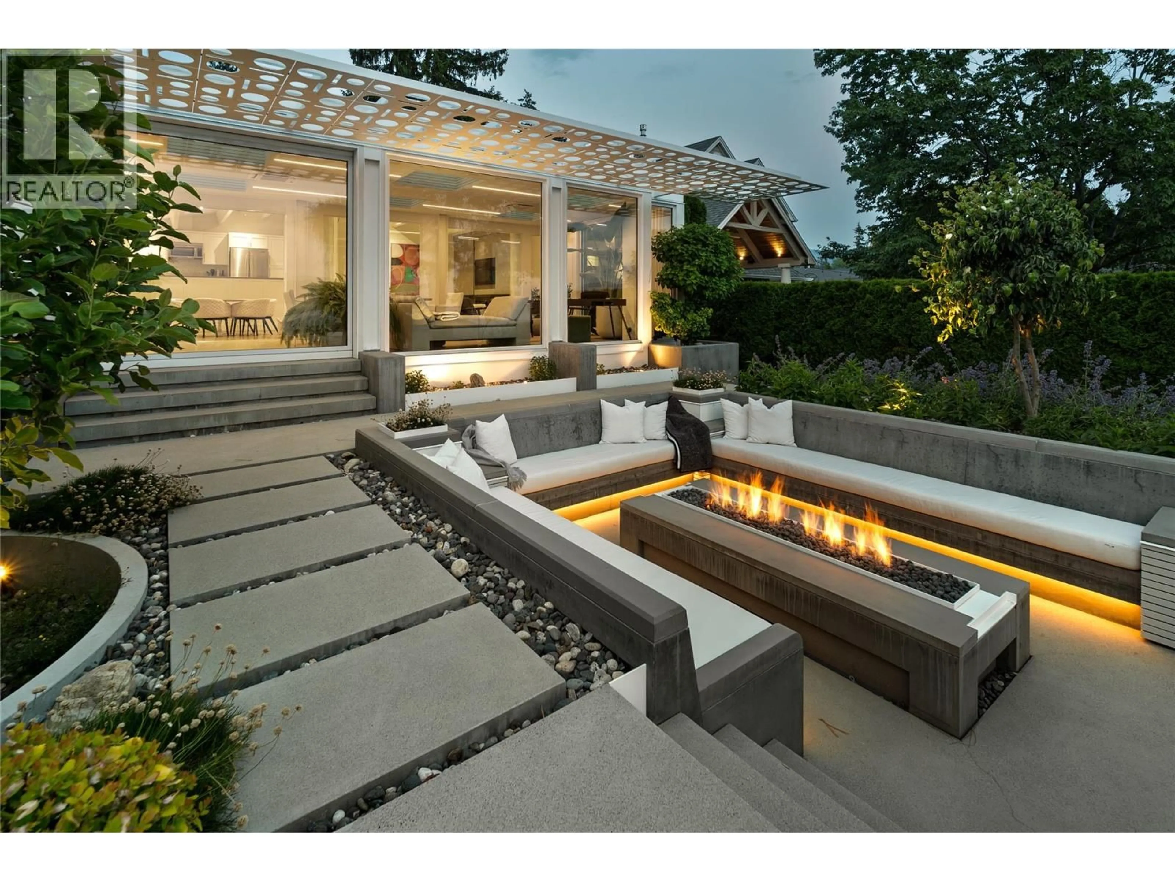 Patio, street for 4110 LAKESHORE ROAD, Kelowna British Columbia V1W1V6