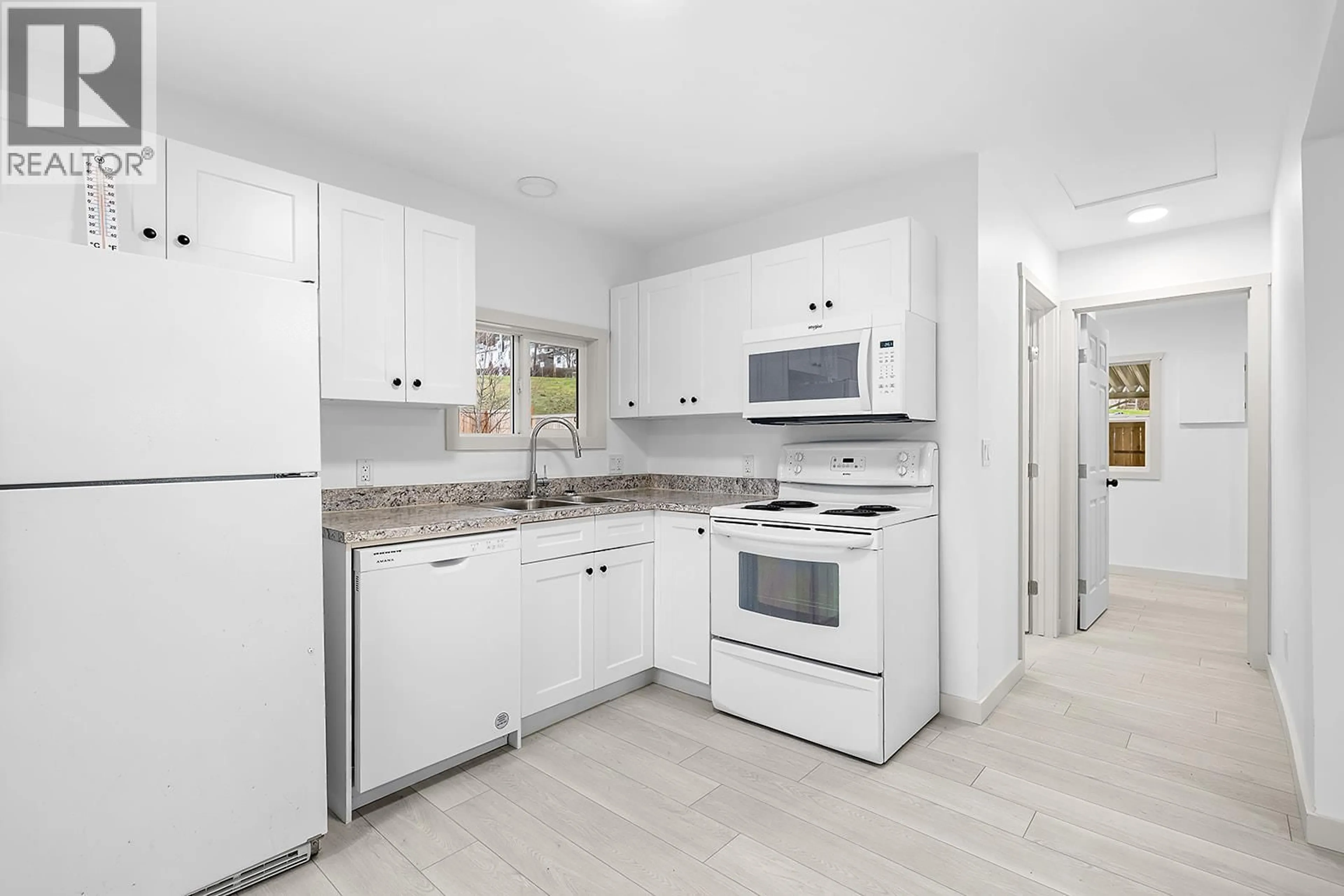 Standard kitchen, ceramic/tile floor for 1924 COOK STREET, Creston British Columbia V0B1G5