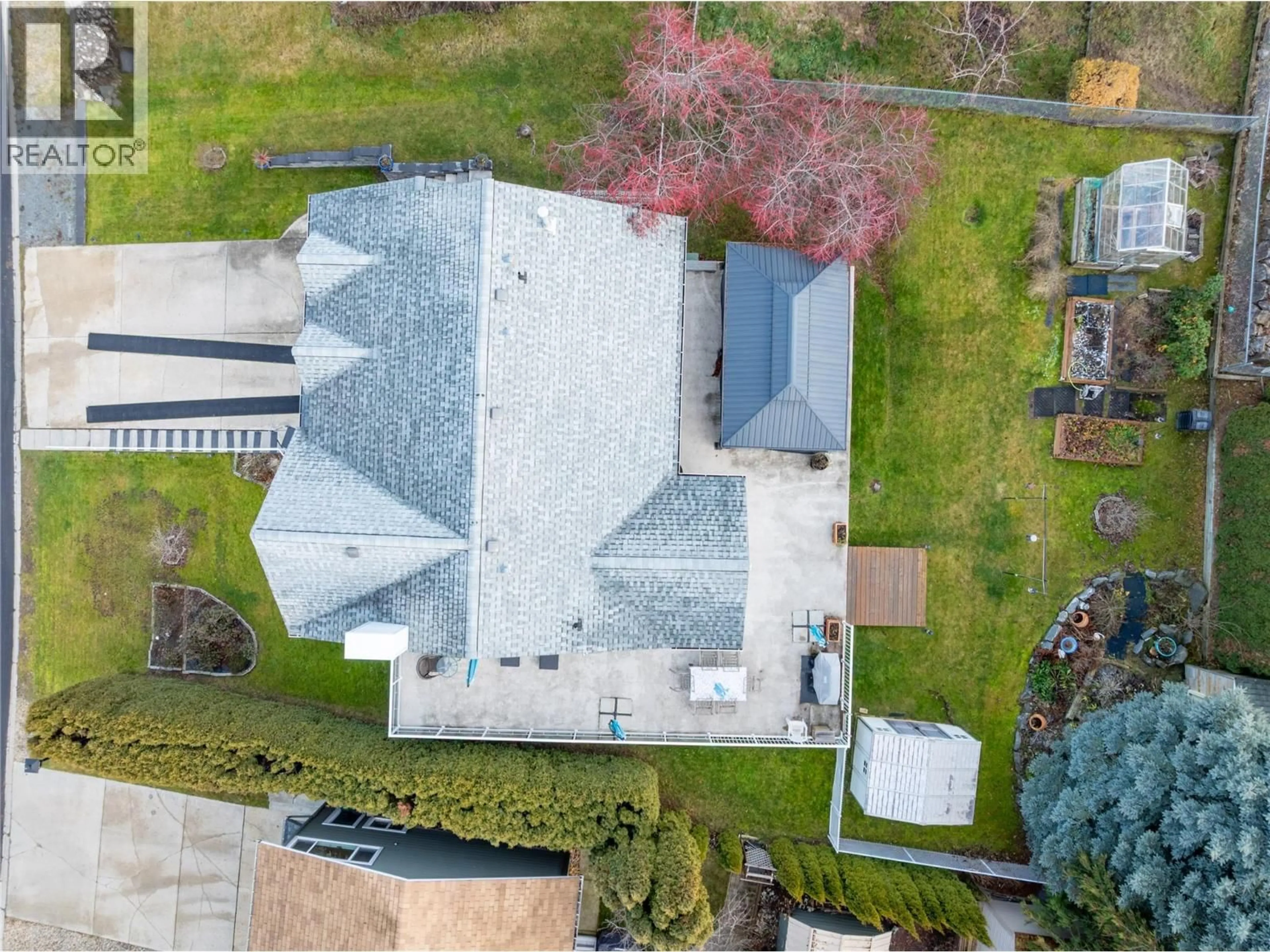 A pic from outside/outdoor area/front of a property/back of a property/a pic from drone, building for 2070 3 AVENUE SOUTHEAST, Salmon Arm British Columbia V1E1K1