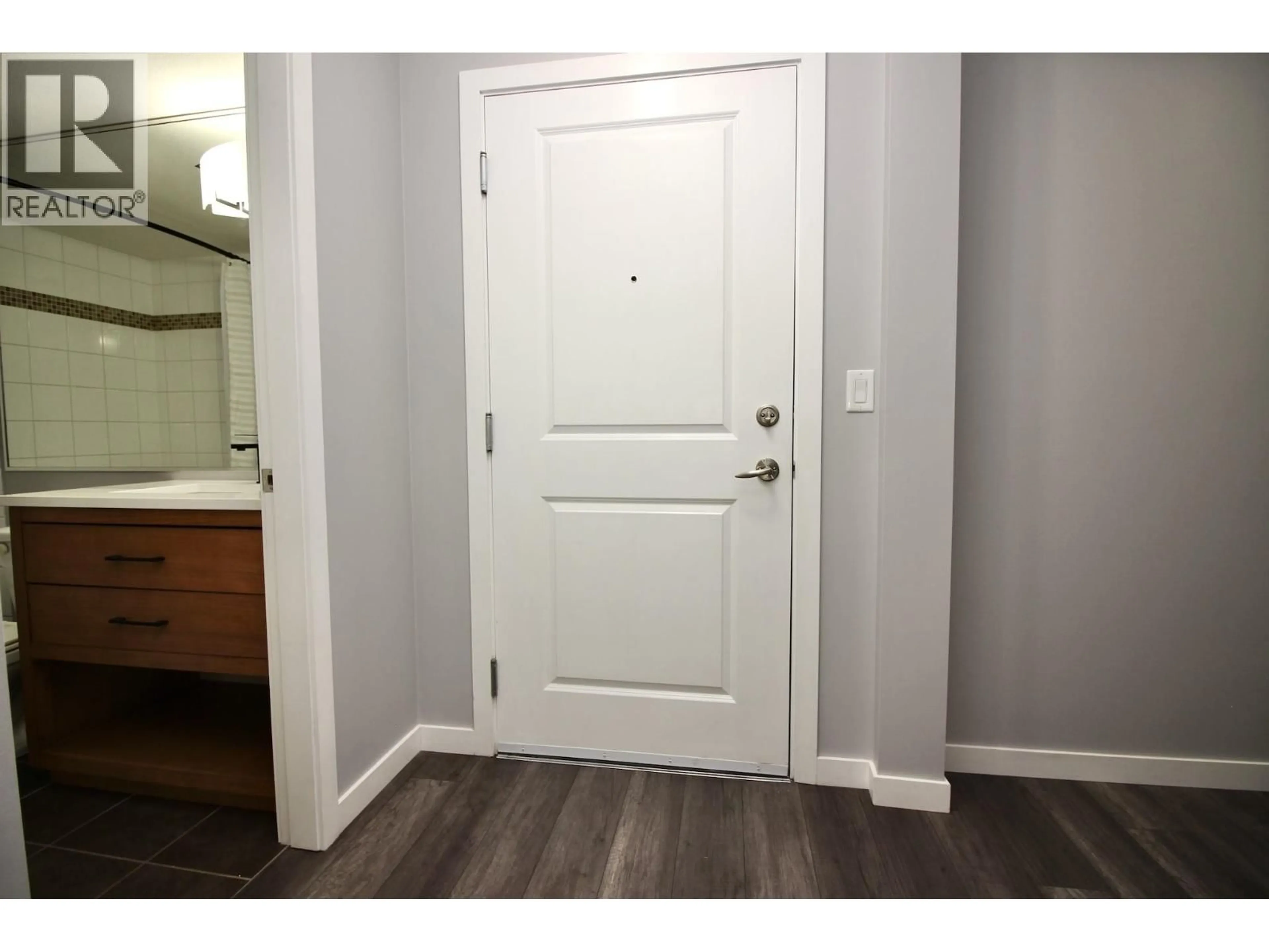Indoor entryway for 411 - 539 YATES ROAD, Kelowna British Columbia V1V2T8