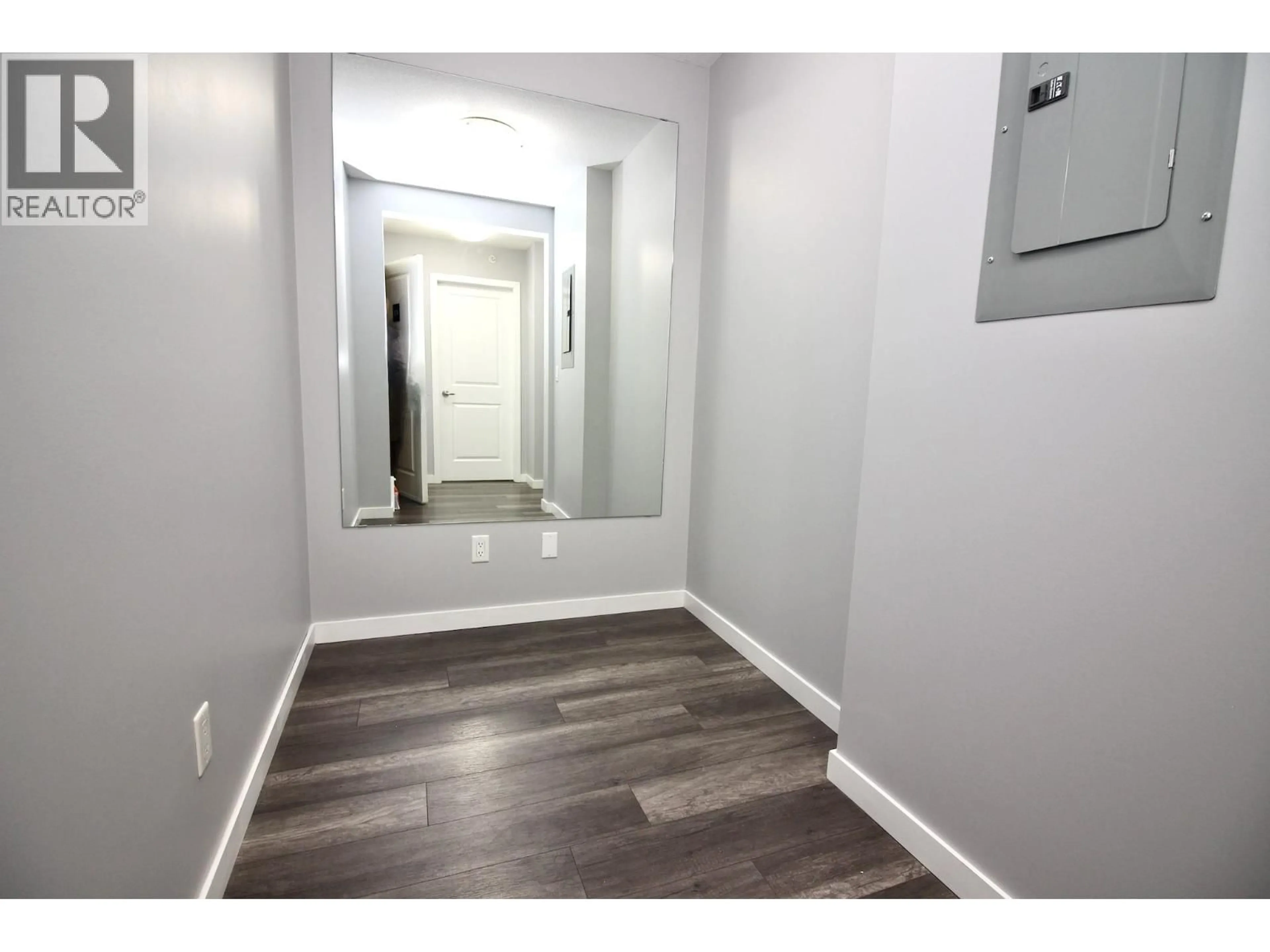 Indoor entryway for 411 - 539 YATES ROAD, Kelowna British Columbia V1V2T8