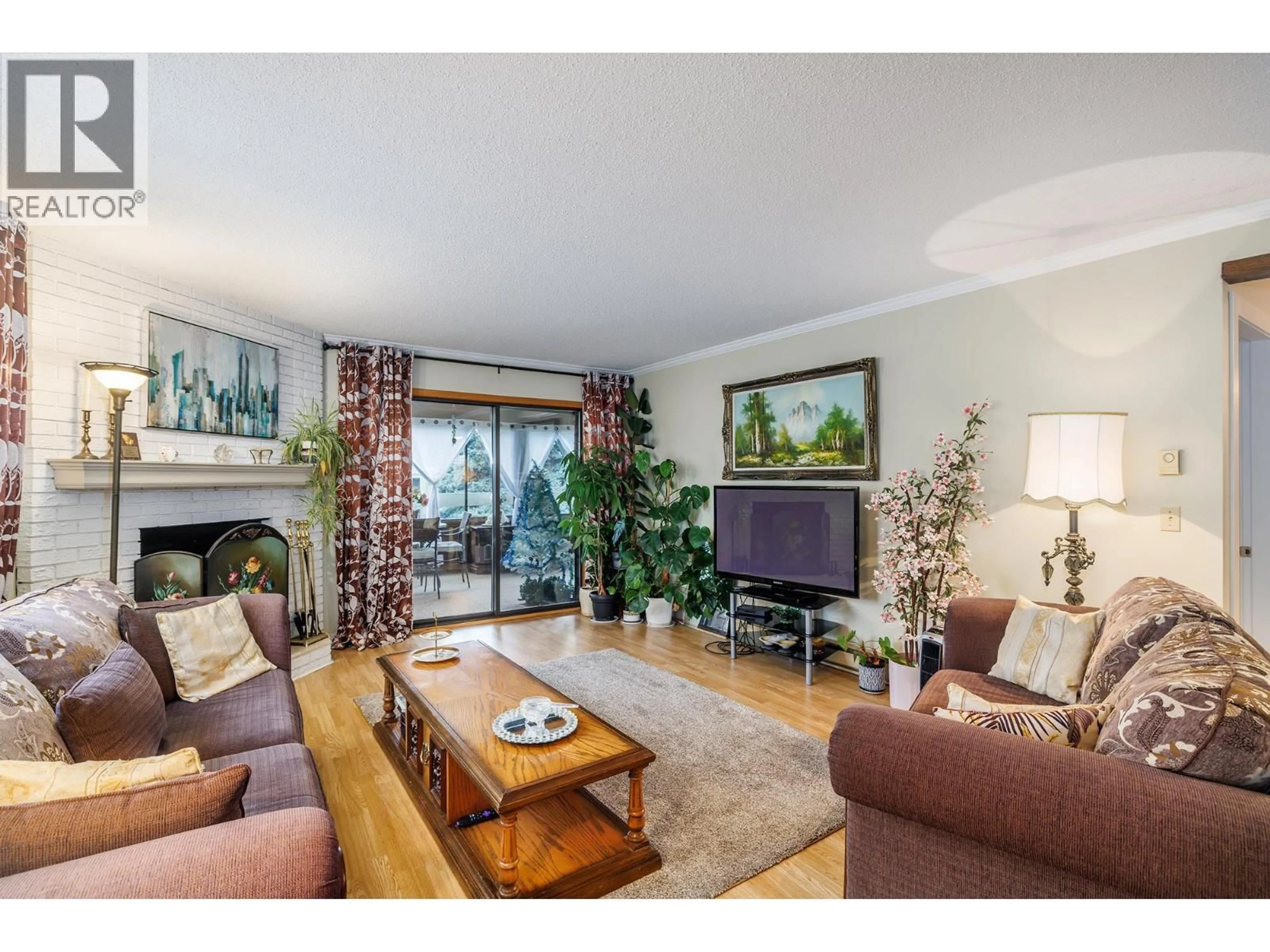 Living room with furniture, unknown for 214 - 1035 BERNARD AVENUE, Kelowna British Columbia V1Y6P7