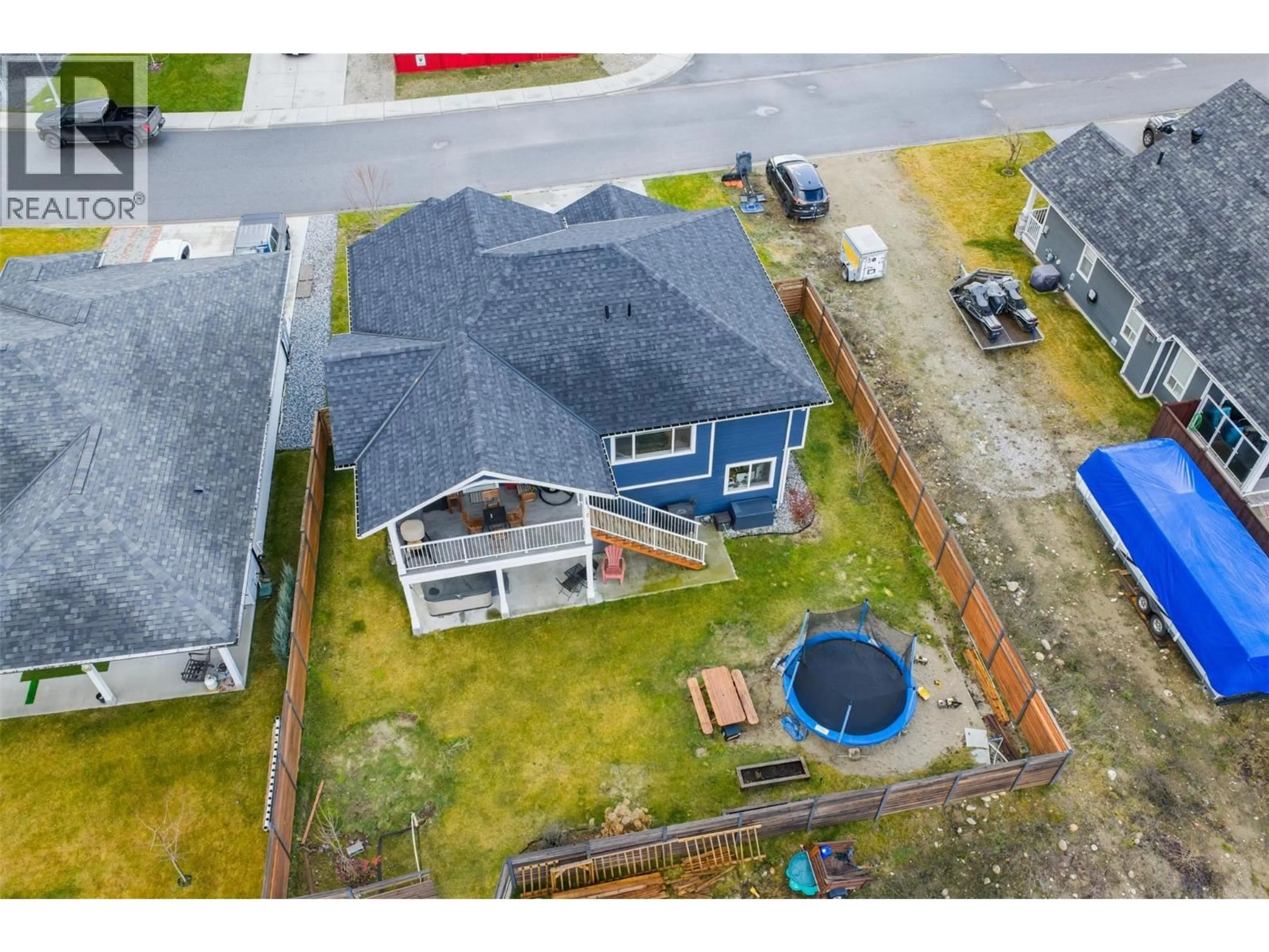 A pic from outside/outdoor area/front of a property/back of a property/a pic from drone, street for 3921 GRANDVIEW DRIVE, Castlegar British Columbia V1N4X9