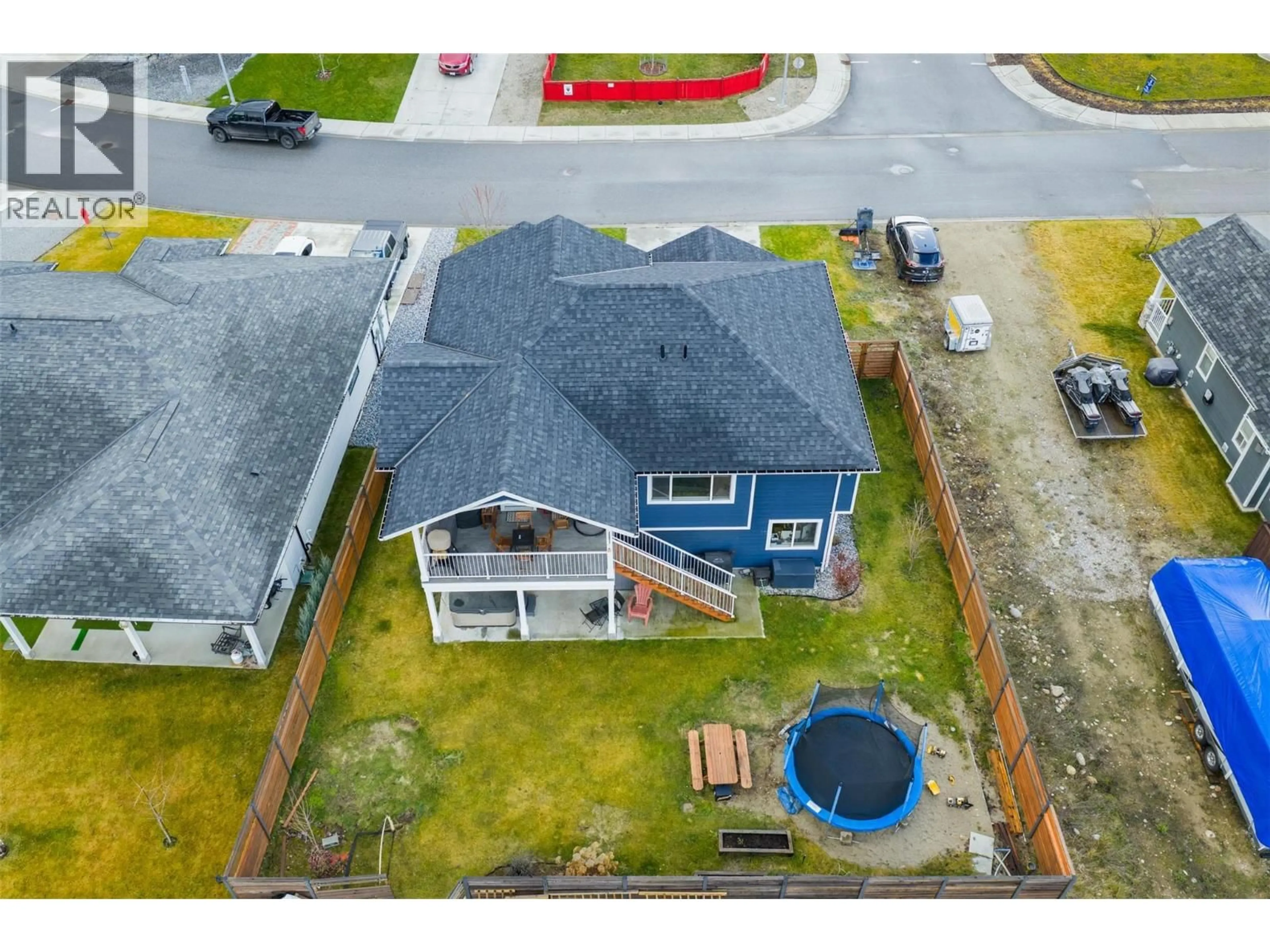 A pic from outside/outdoor area/front of a property/back of a property/a pic from drone, unknown for 3921 GRANDVIEW DRIVE, Castlegar British Columbia V1N4X9