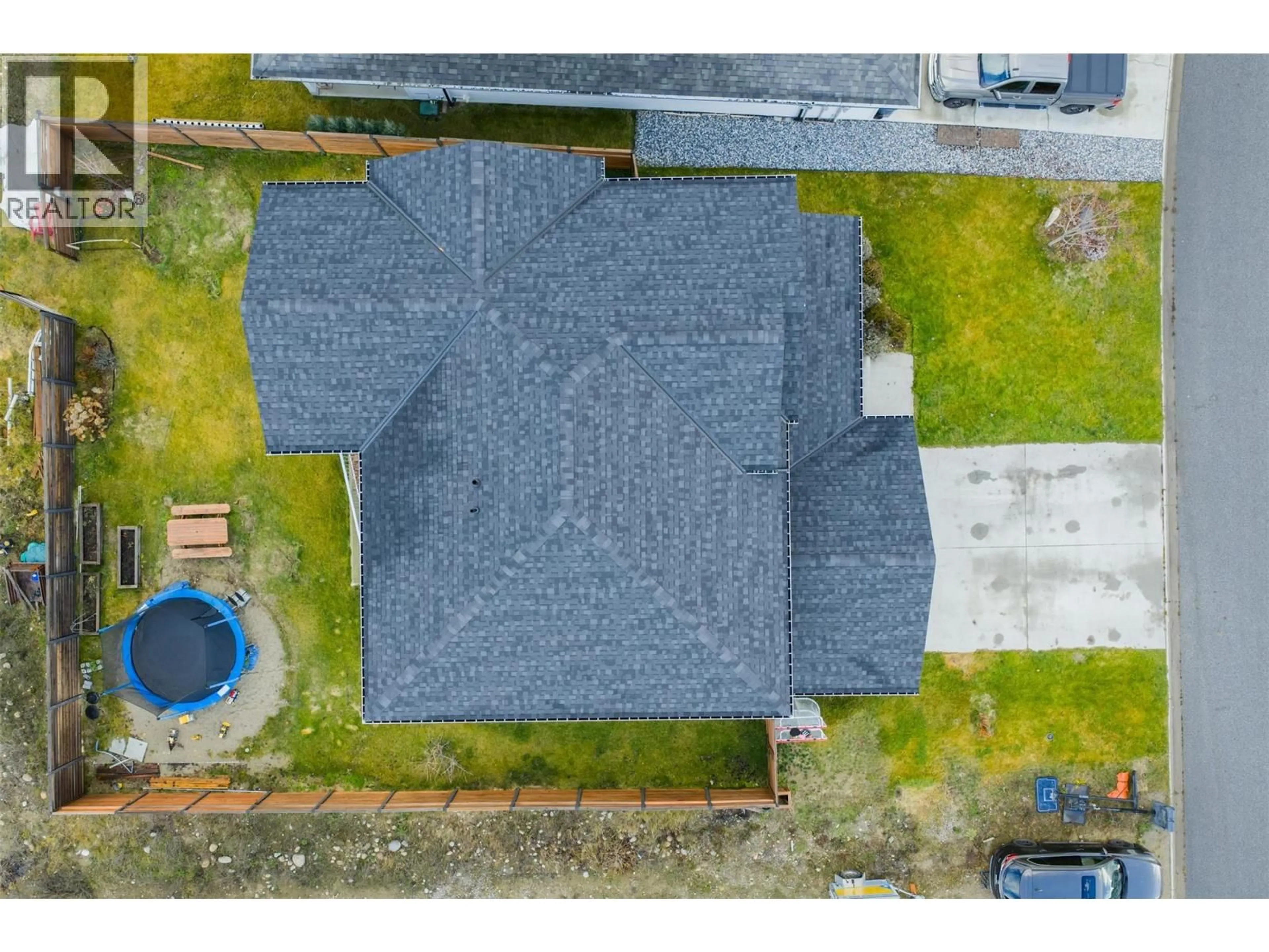 A pic from outside/outdoor area/front of a property/back of a property/a pic from drone, building for 3921 GRANDVIEW DRIVE, Castlegar British Columbia V1N4X9