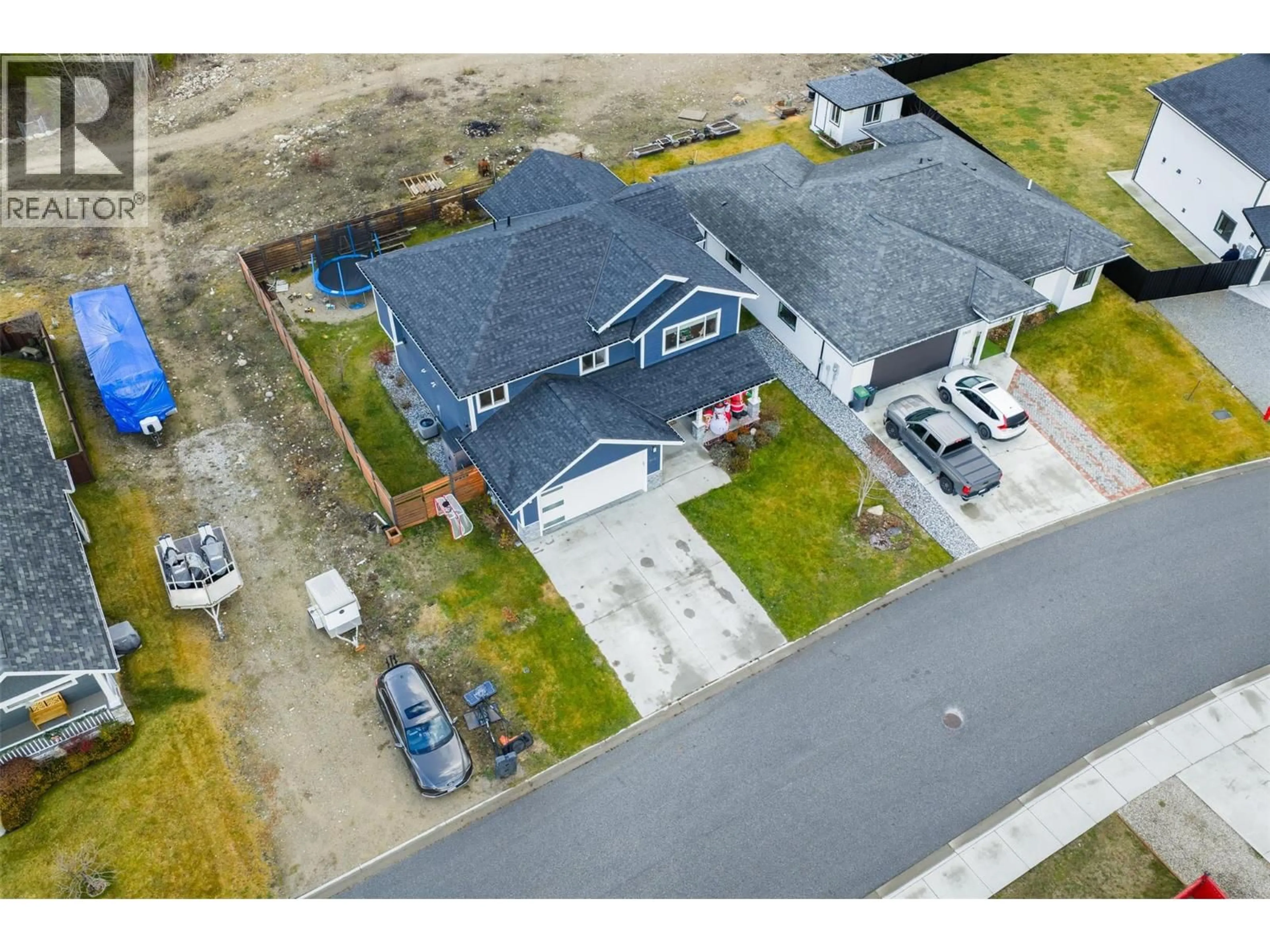 A pic from outside/outdoor area/front of a property/back of a property/a pic from drone, street for 3921 GRANDVIEW DRIVE, Castlegar British Columbia V1N4X9