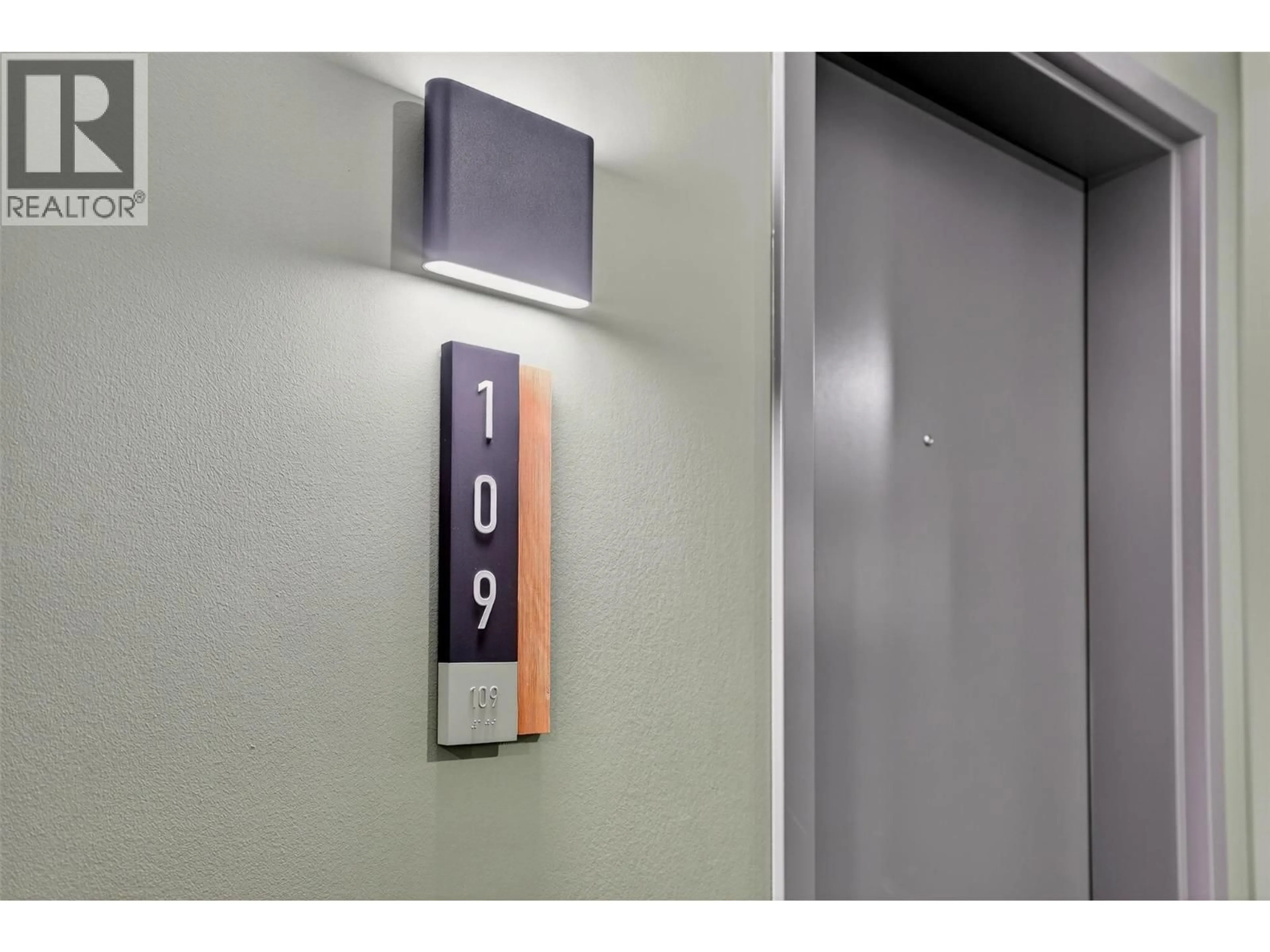 Indoor foyer for 109 - 4280 RED MOUNTAIN ROAD, Rossland British Columbia V0G1Y0