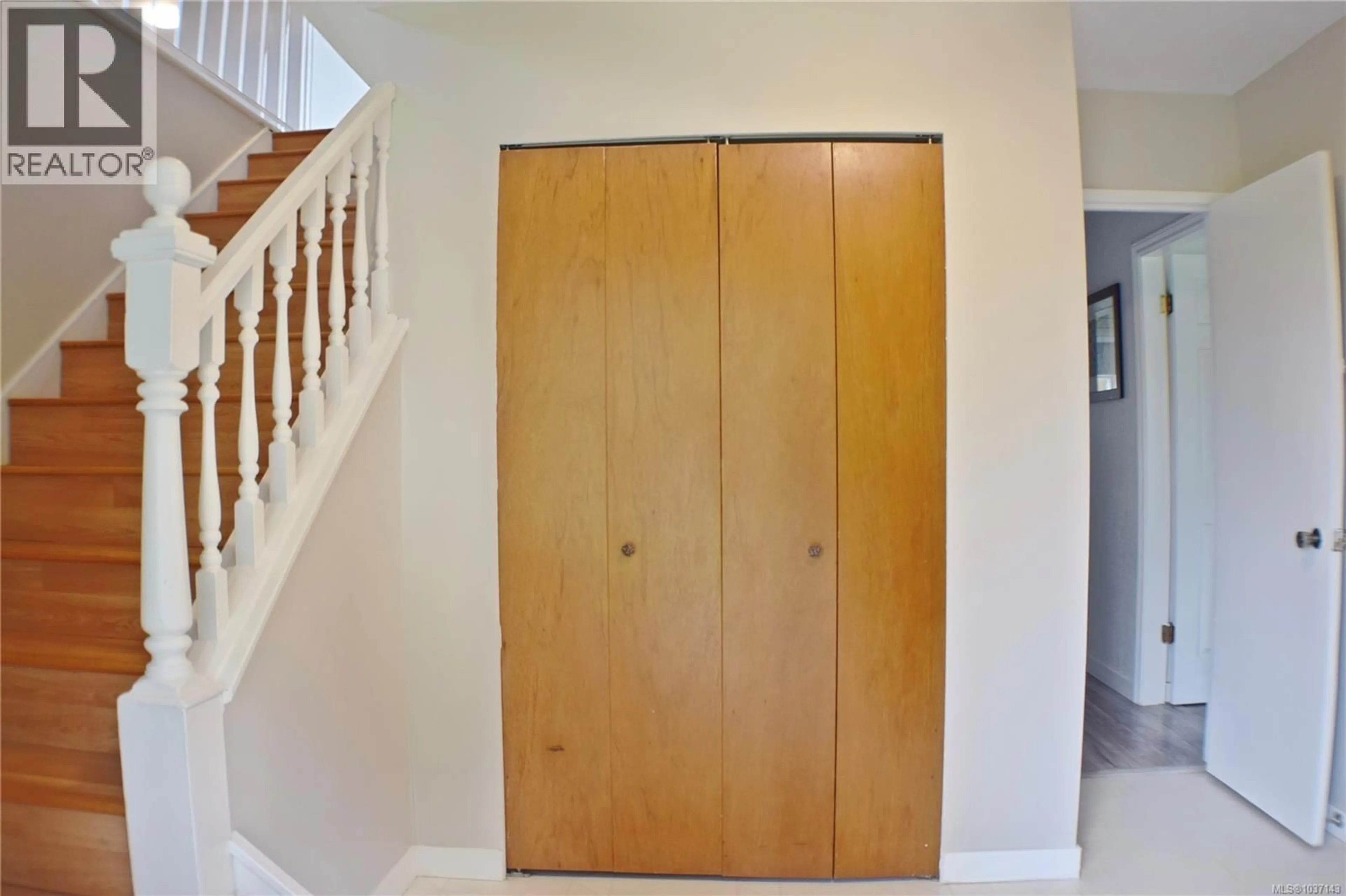 Indoor entryway for 1825 FAIRHURST AVENUE, Saanich British Columbia V8N1P5