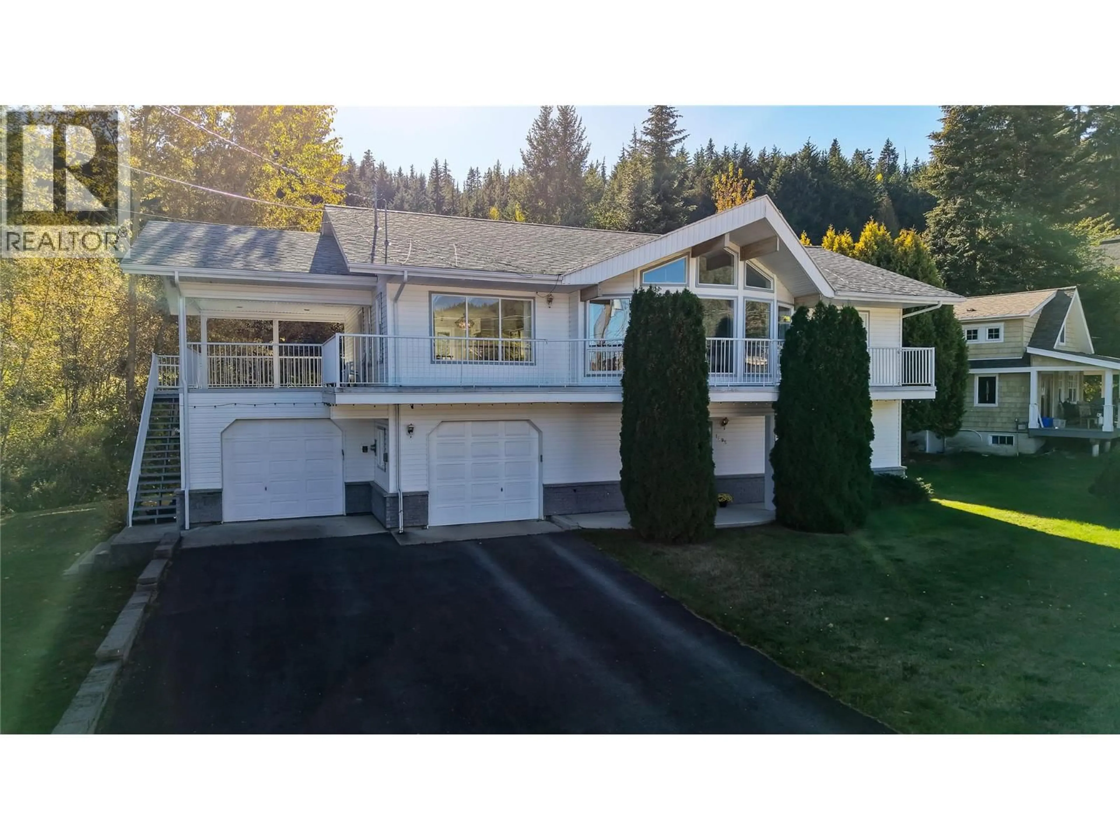Home with vinyl exterior material, street for 1495 VICTORIA AVENUE, Rossland British Columbia V0G1Y0
