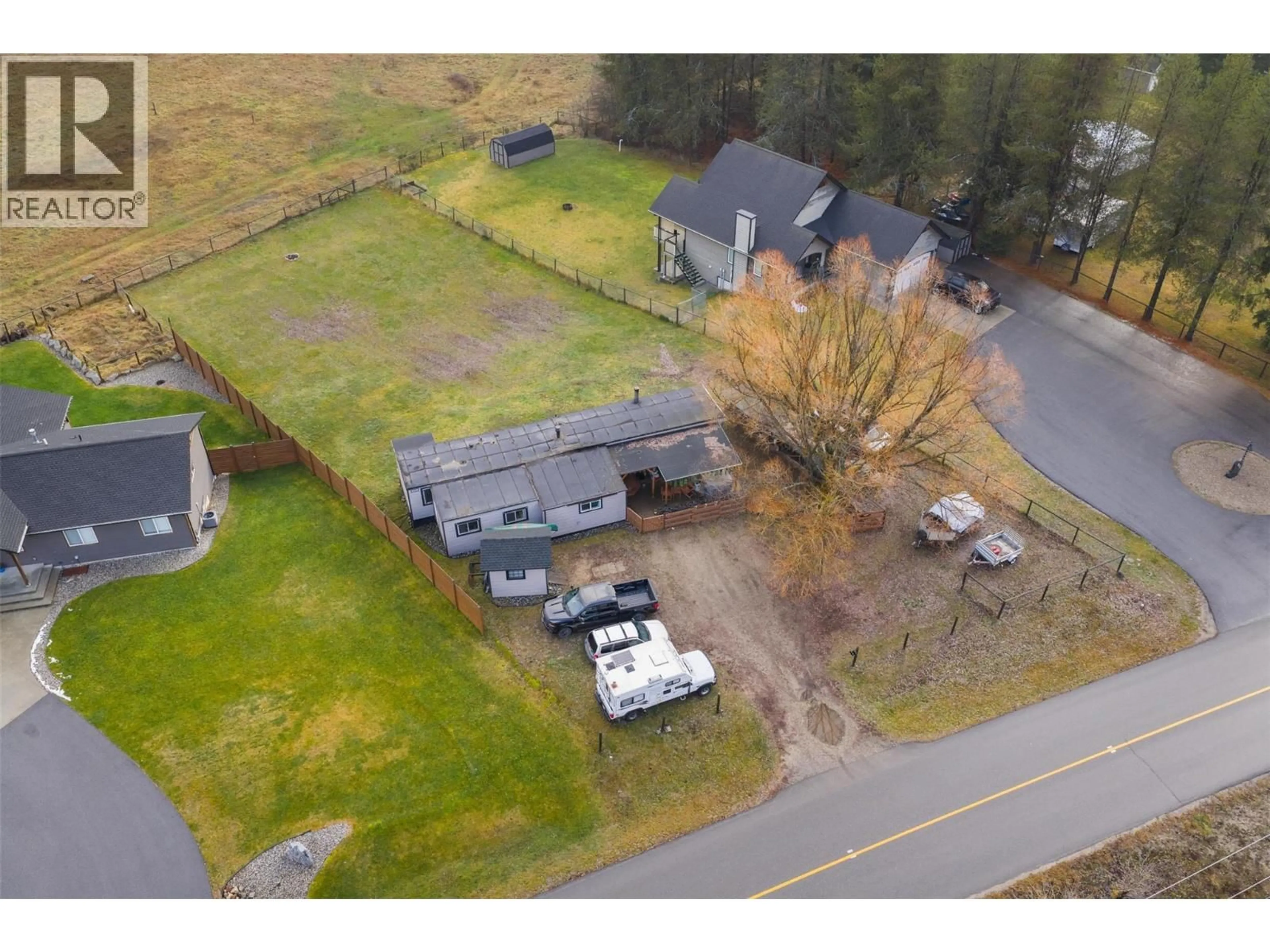 A pic from outside/outdoor area/front of a property/back of a property/a pic from drone, street for 894 WATERLOO ROAD, Castlegar British Columbia V1N4K8