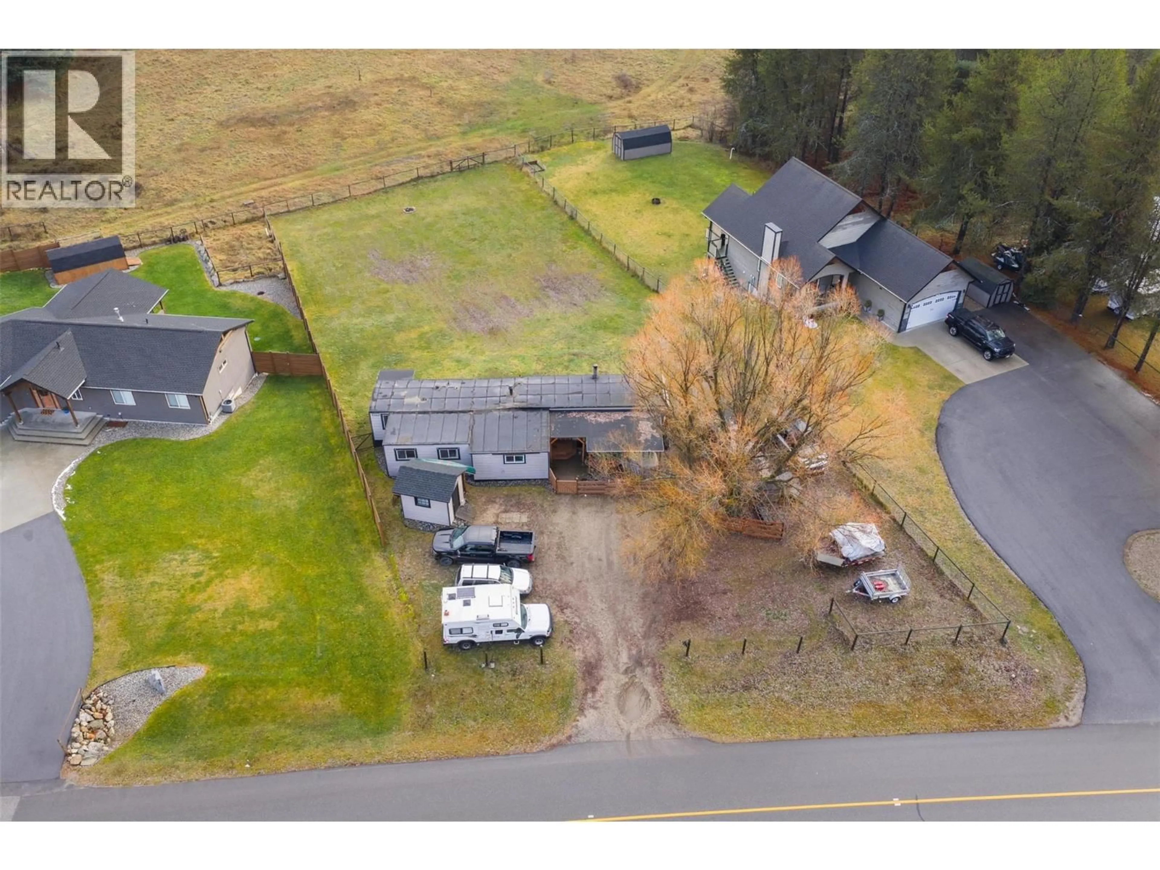 A pic from outside/outdoor area/front of a property/back of a property/a pic from drone, street for 894 WATERLOO ROAD, Castlegar British Columbia V1N4K8