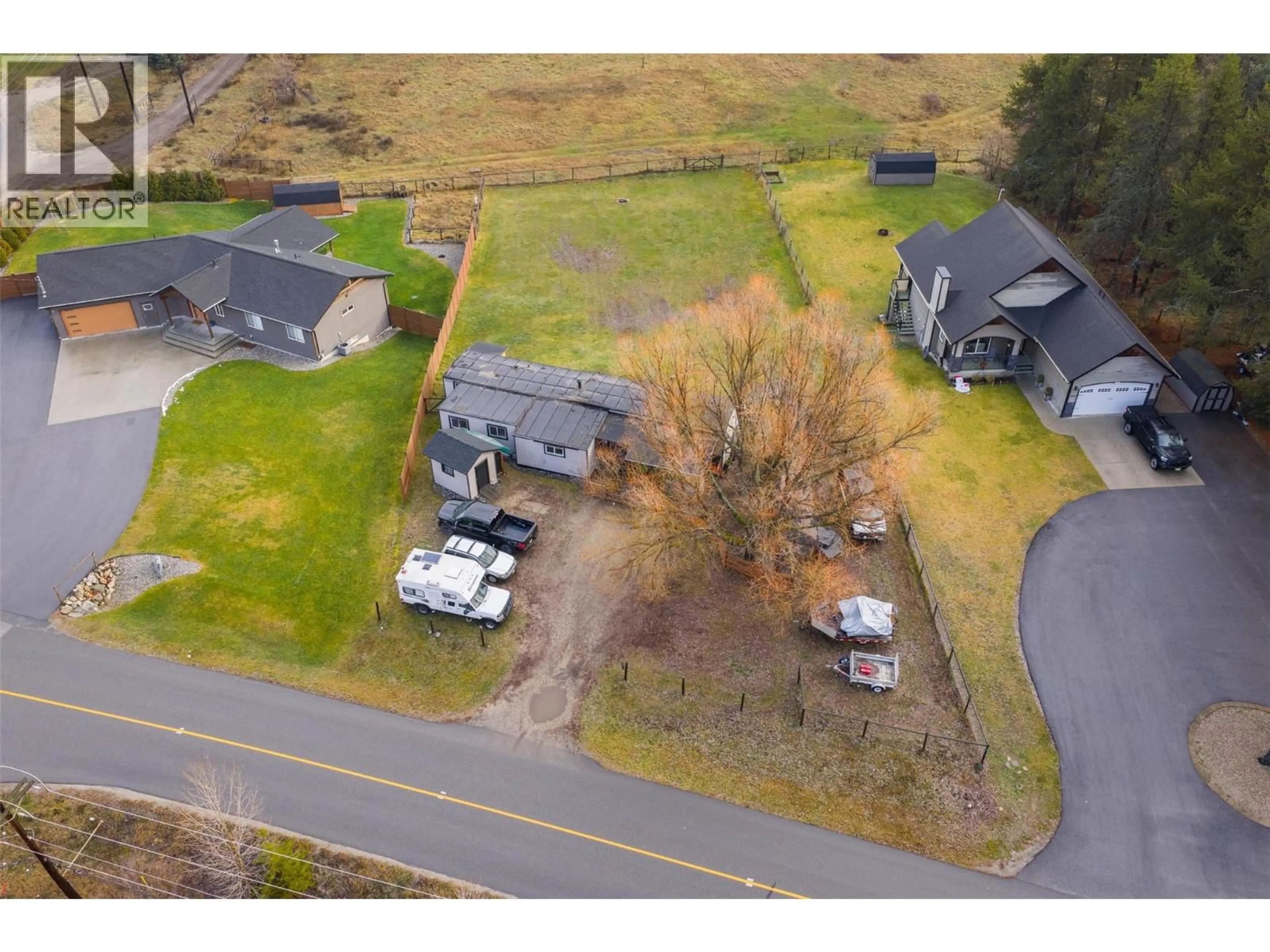 A pic from outside/outdoor area/front of a property/back of a property/a pic from drone, street for 894 WATERLOO ROAD, Castlegar British Columbia V1N4K8