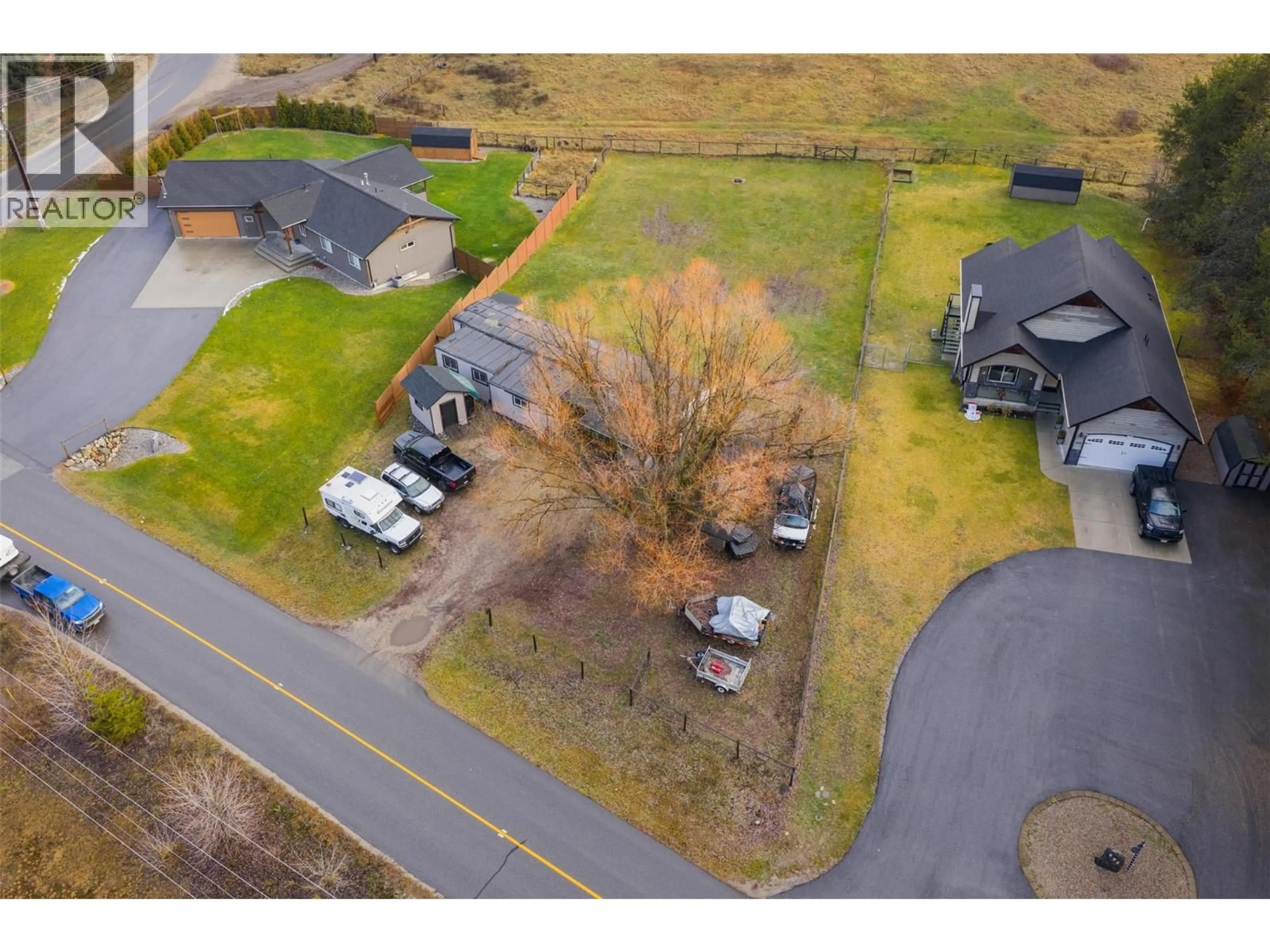 A pic from outside/outdoor area/front of a property/back of a property/a pic from drone, street for 894 WATERLOO ROAD, Castlegar British Columbia V1N4K8