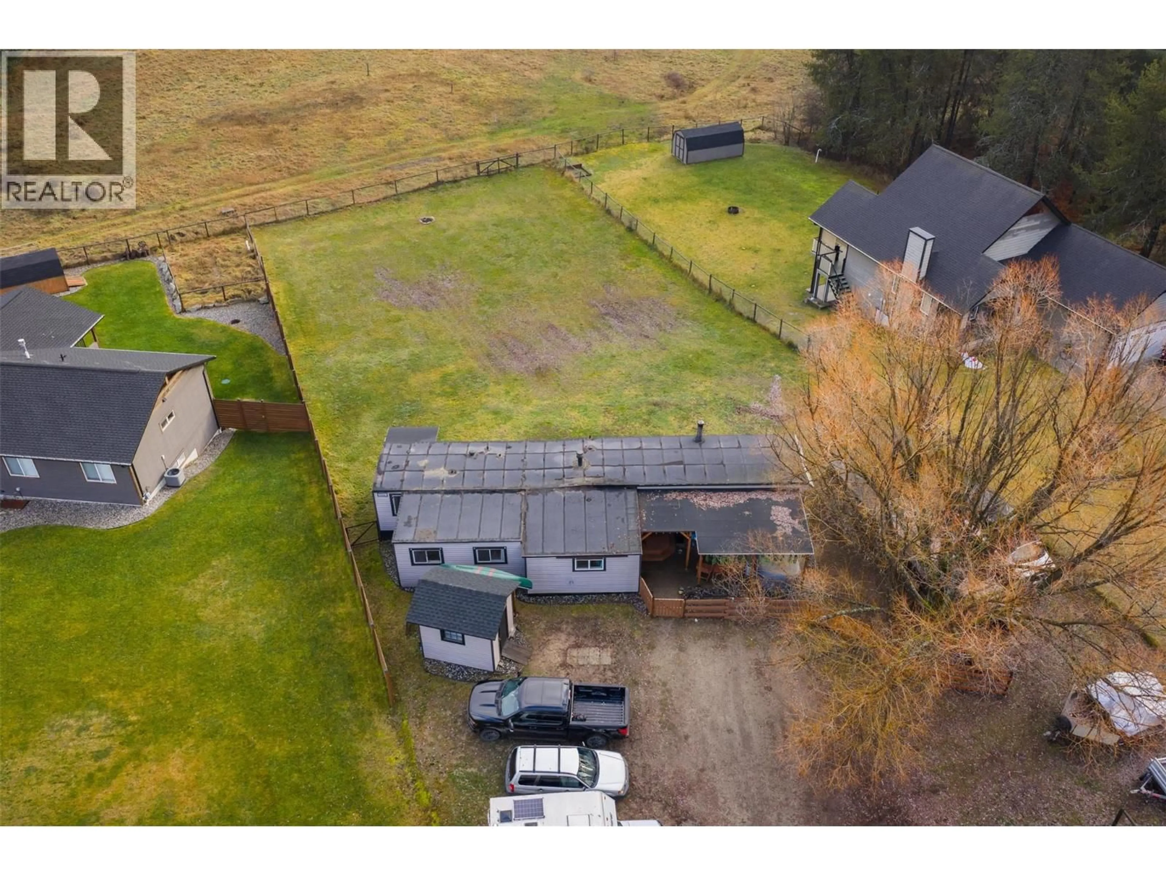 A pic from outside/outdoor area/front of a property/back of a property/a pic from drone, building for 894 WATERLOO ROAD, Castlegar British Columbia V1N4K8