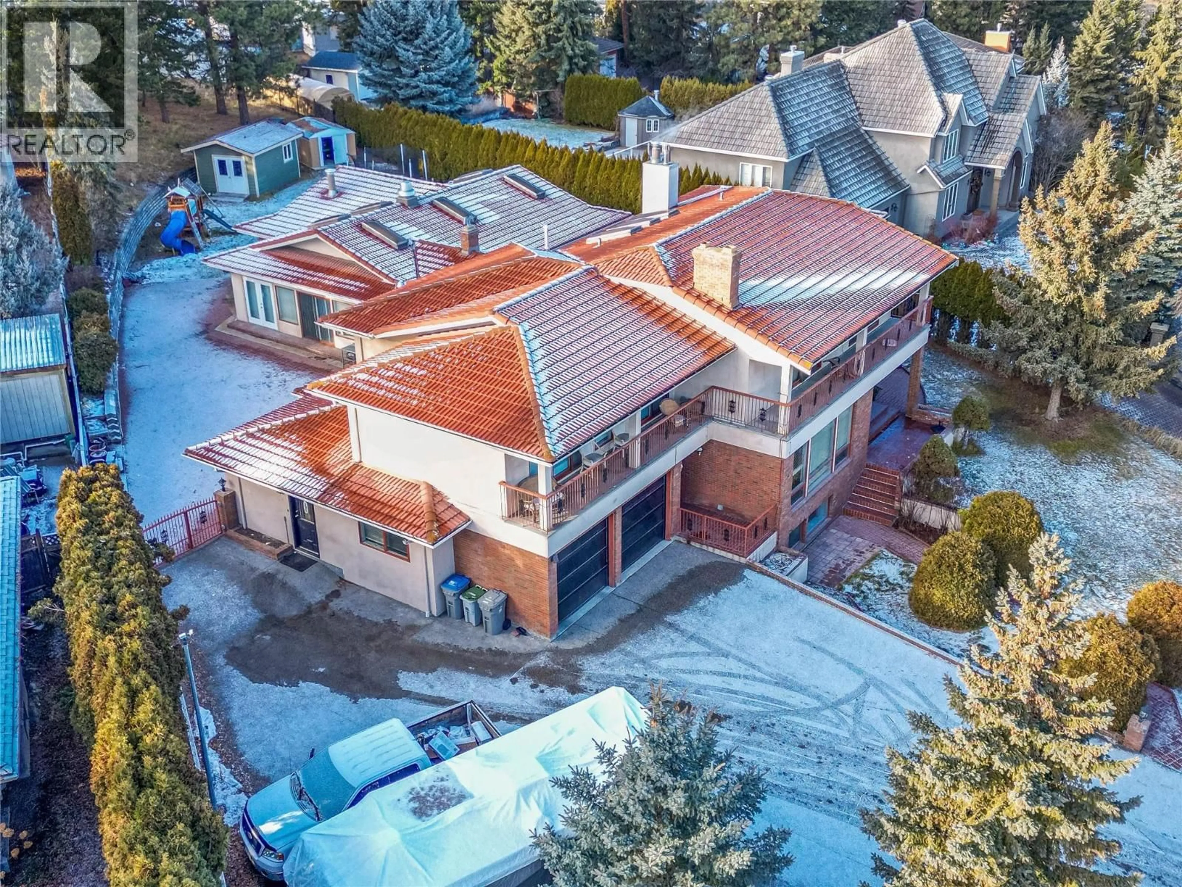 A pic from outside/outdoor area/front of a property/back of a property/a pic from drone, street for 2058 GLENMOHR DRIVE, Kamloops British Columbia V1S1N4