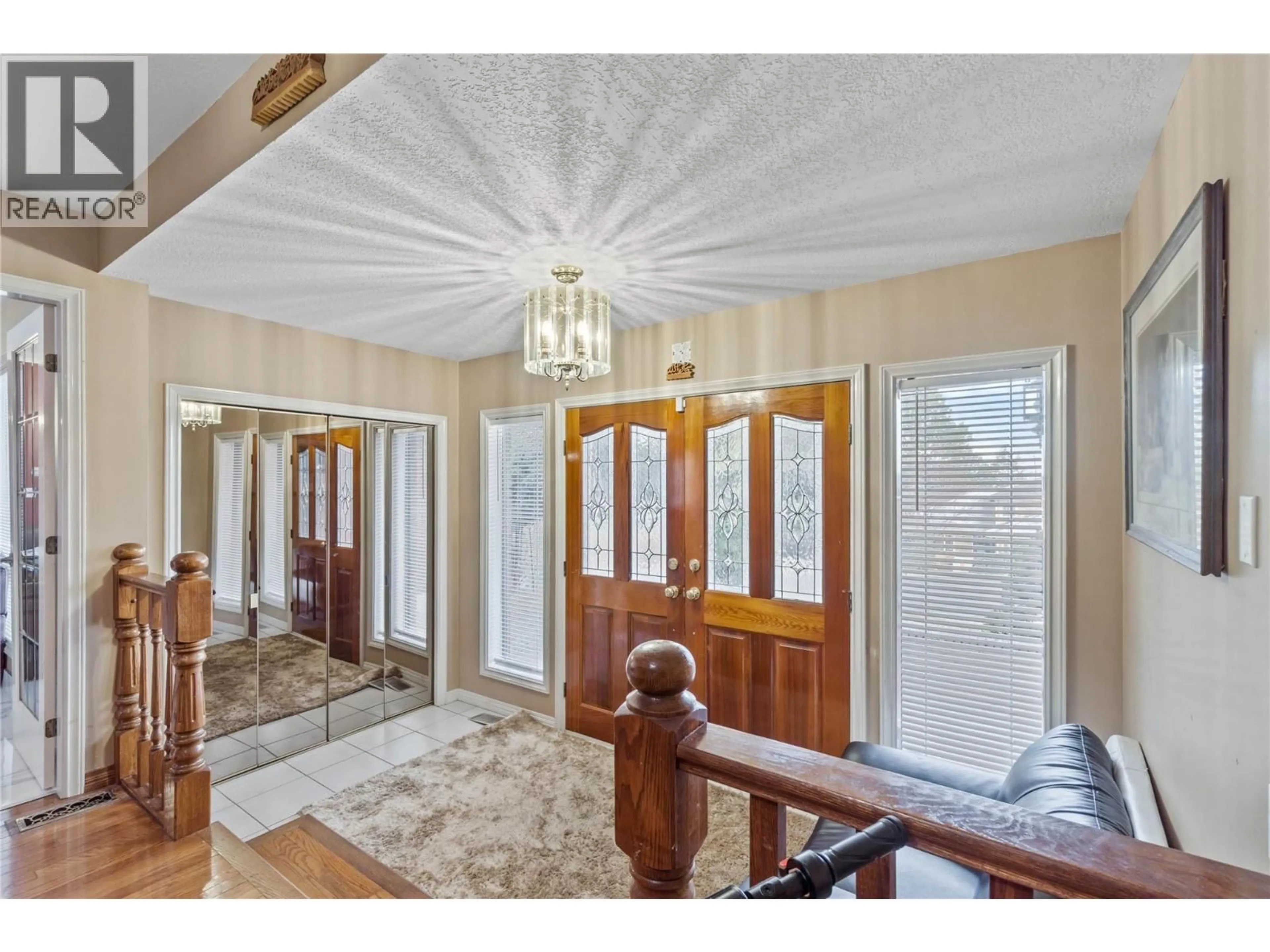 Indoor foyer for 2058 GLENMOHR DRIVE, Kamloops British Columbia V1S1N4