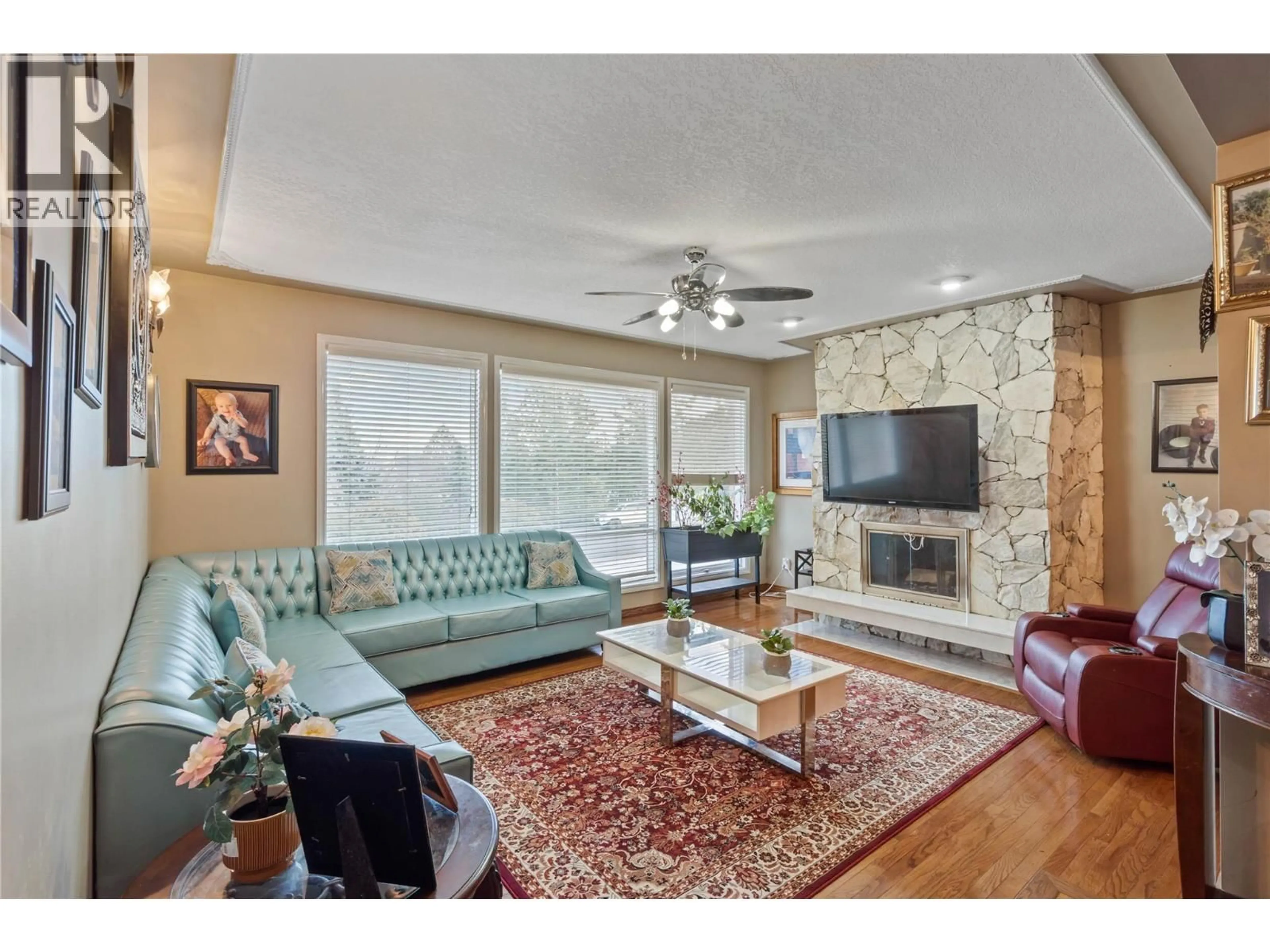 Living room with furniture, unknown for 2058 GLENMOHR DRIVE, Kamloops British Columbia V1S1N4