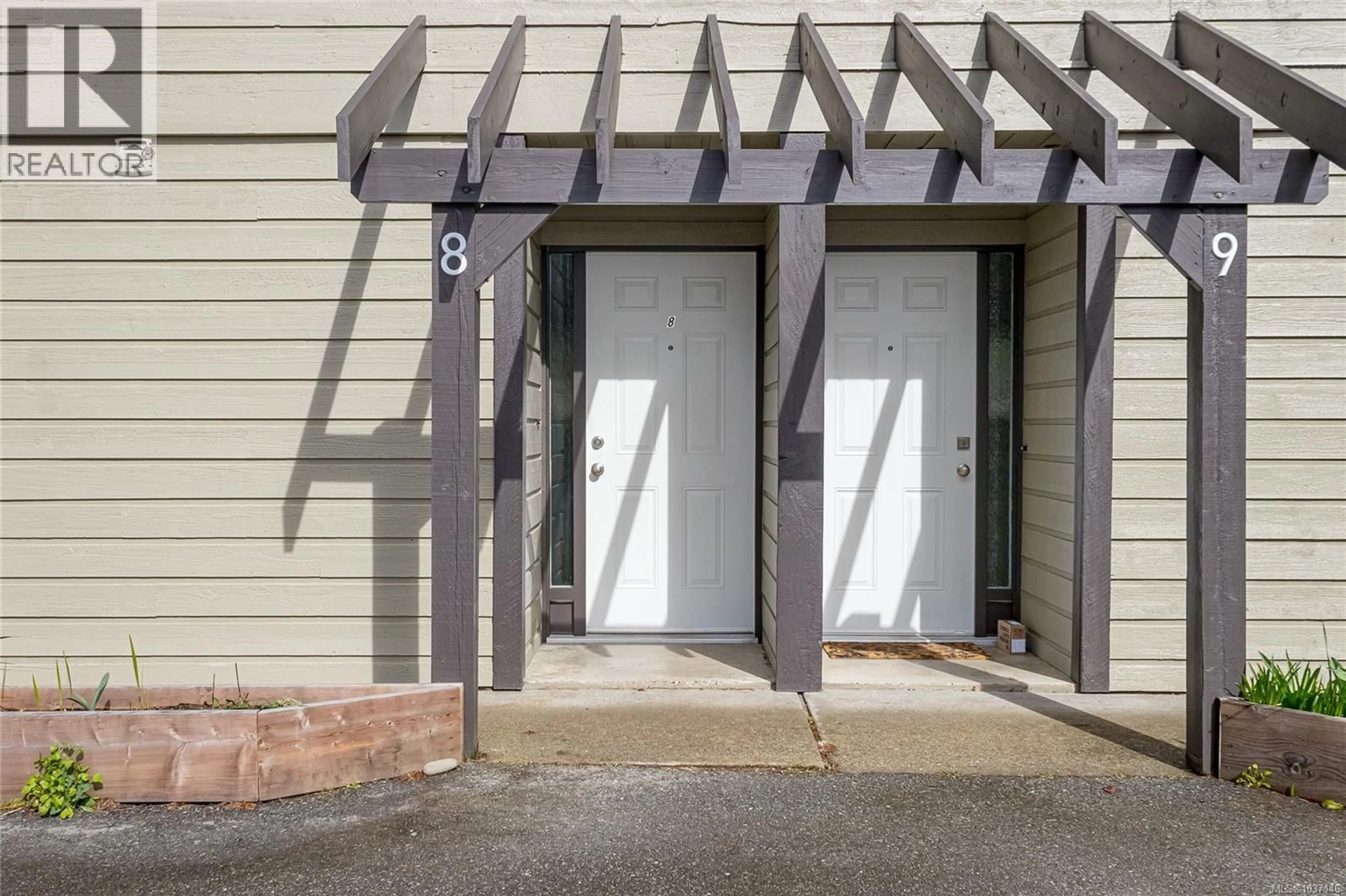 Indoor entryway for 8 - 495 FIRST AVENUE WEST, Qualicum Beach British Columbia V9K1P1