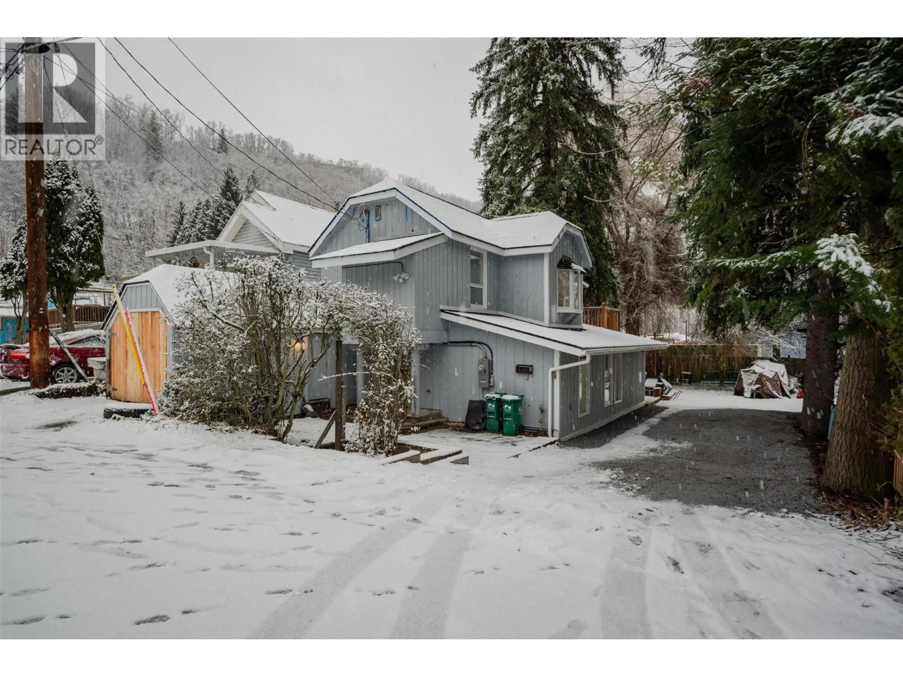 A pic from outside/outdoor area/front of a property/back of a property/a pic from drone, mountain view for 621 TURNER STREET, Warfield British Columbia V1R2P8