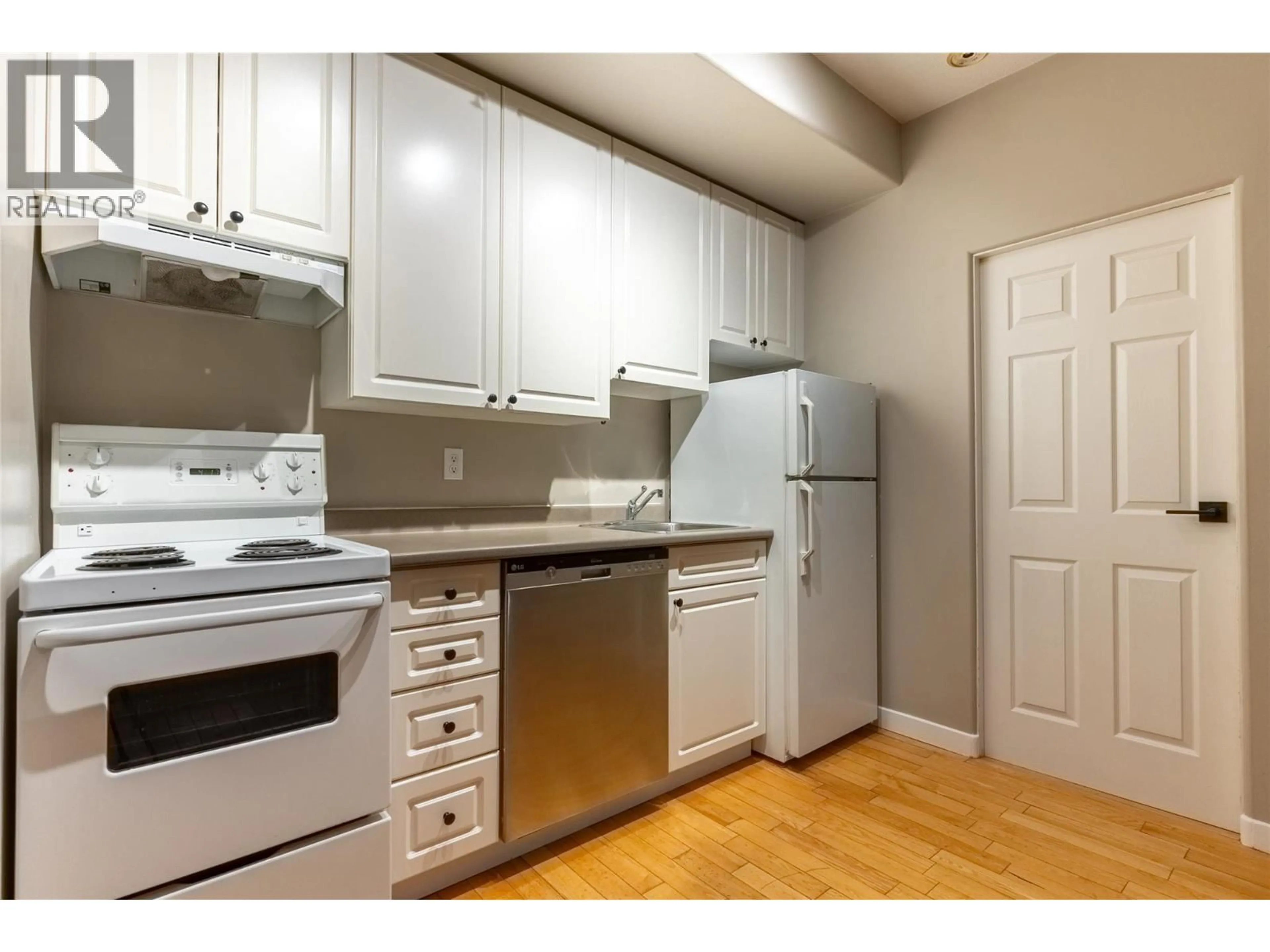 Standard kitchen, wood/laminate floor for 608 - 619 VICTORIA STREET, Kamloops British Columbia V2C6W7
