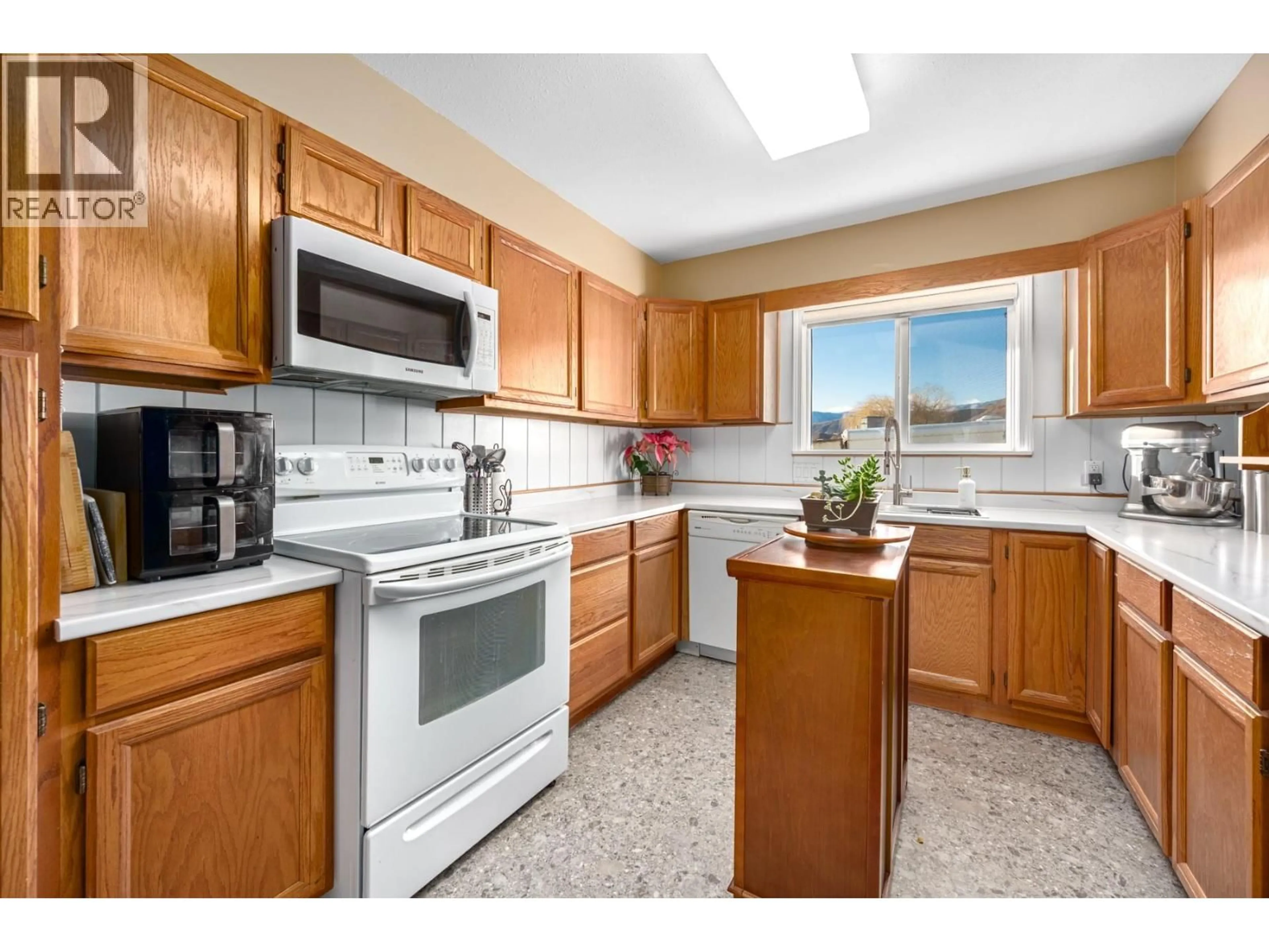 Standard kitchen, ceramic/tile floor for 211 - 825 HILL STREET, Ashcroft British Columbia V0K1A0