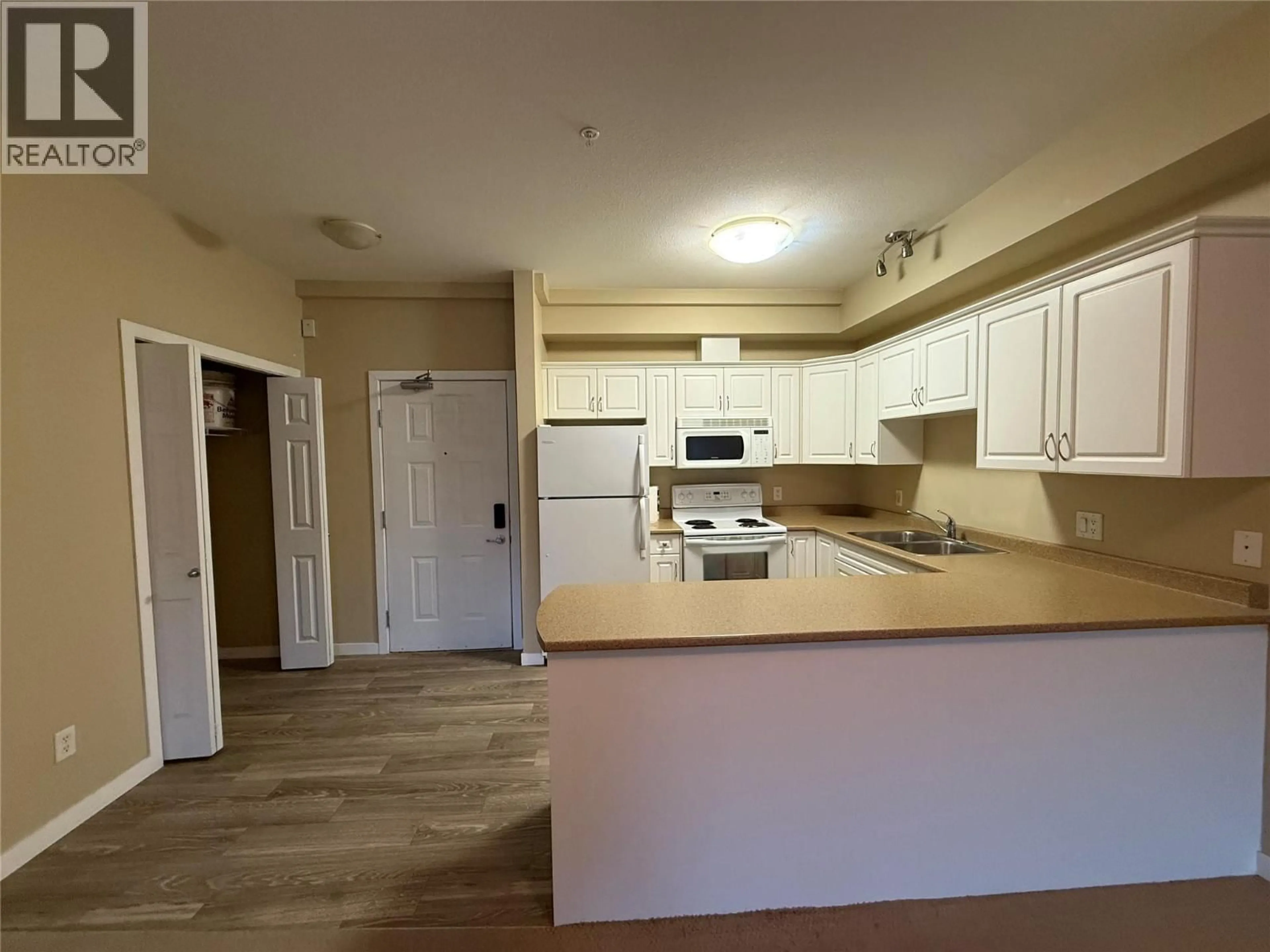 Standard kitchen, unknown for 203 - 778 RUTLAND ROAD NORTH, Kelowna British Columbia V1X8B3