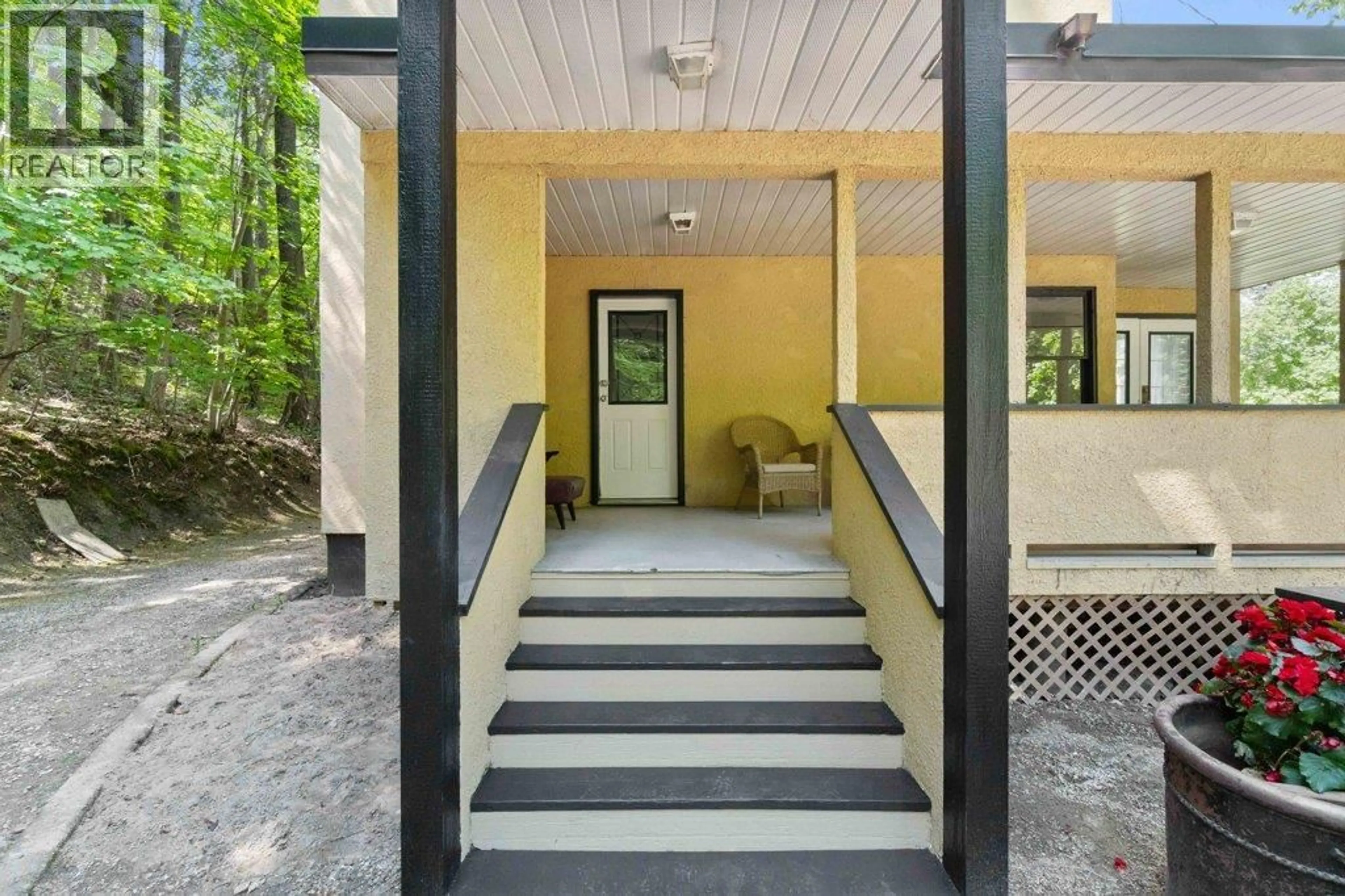 Indoor foyer for 1210 TRANS CANADA HIGHWAY HIGHWAY NORTHEAST, Salmon Arm British Columbia V1E2S6