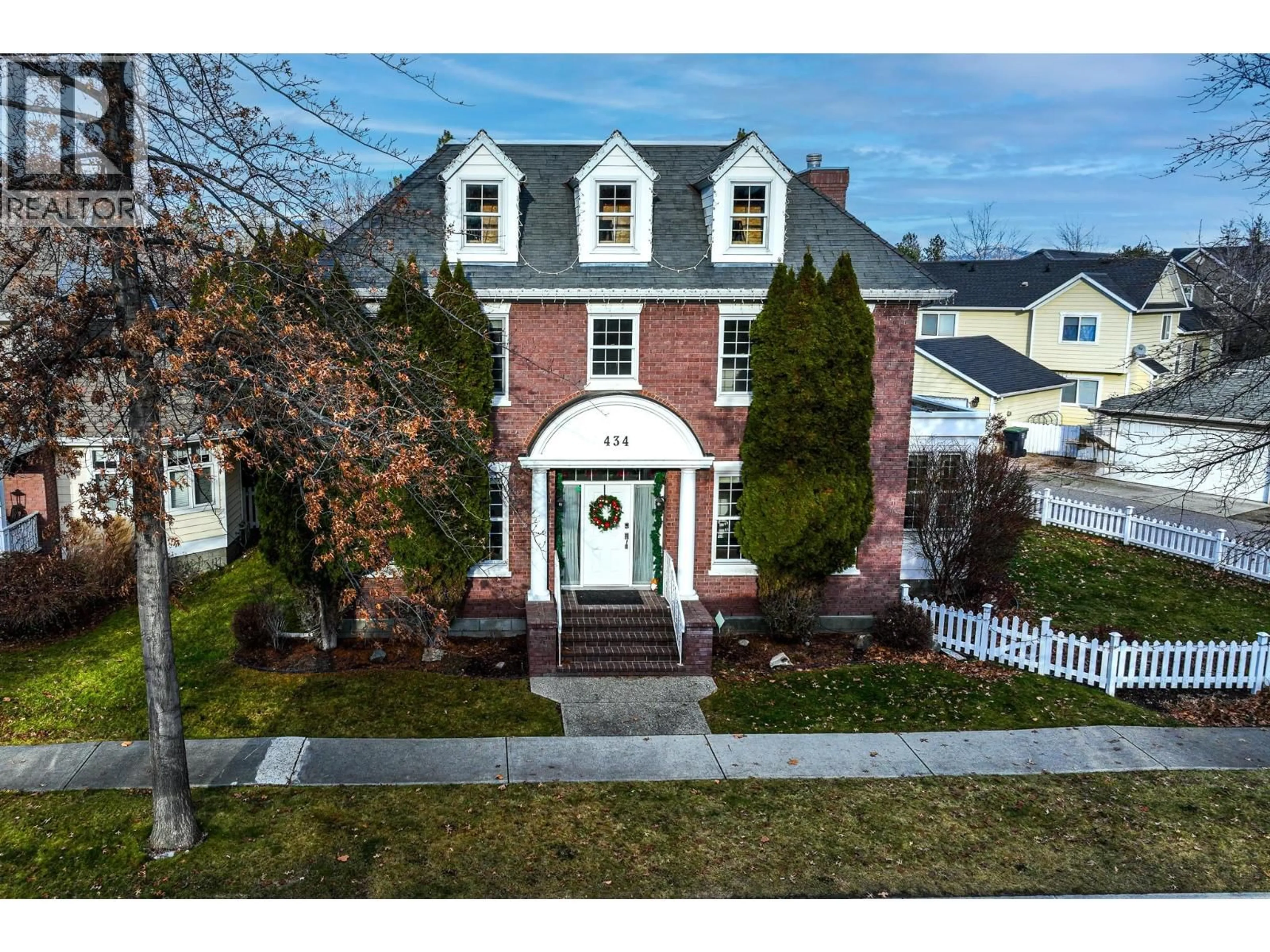 A pic from outside/outdoor area/front of a property/back of a property/a pic from drone, street for 434 PROVIDENCE AVENUE, Kelowna British Columbia V1W4S8