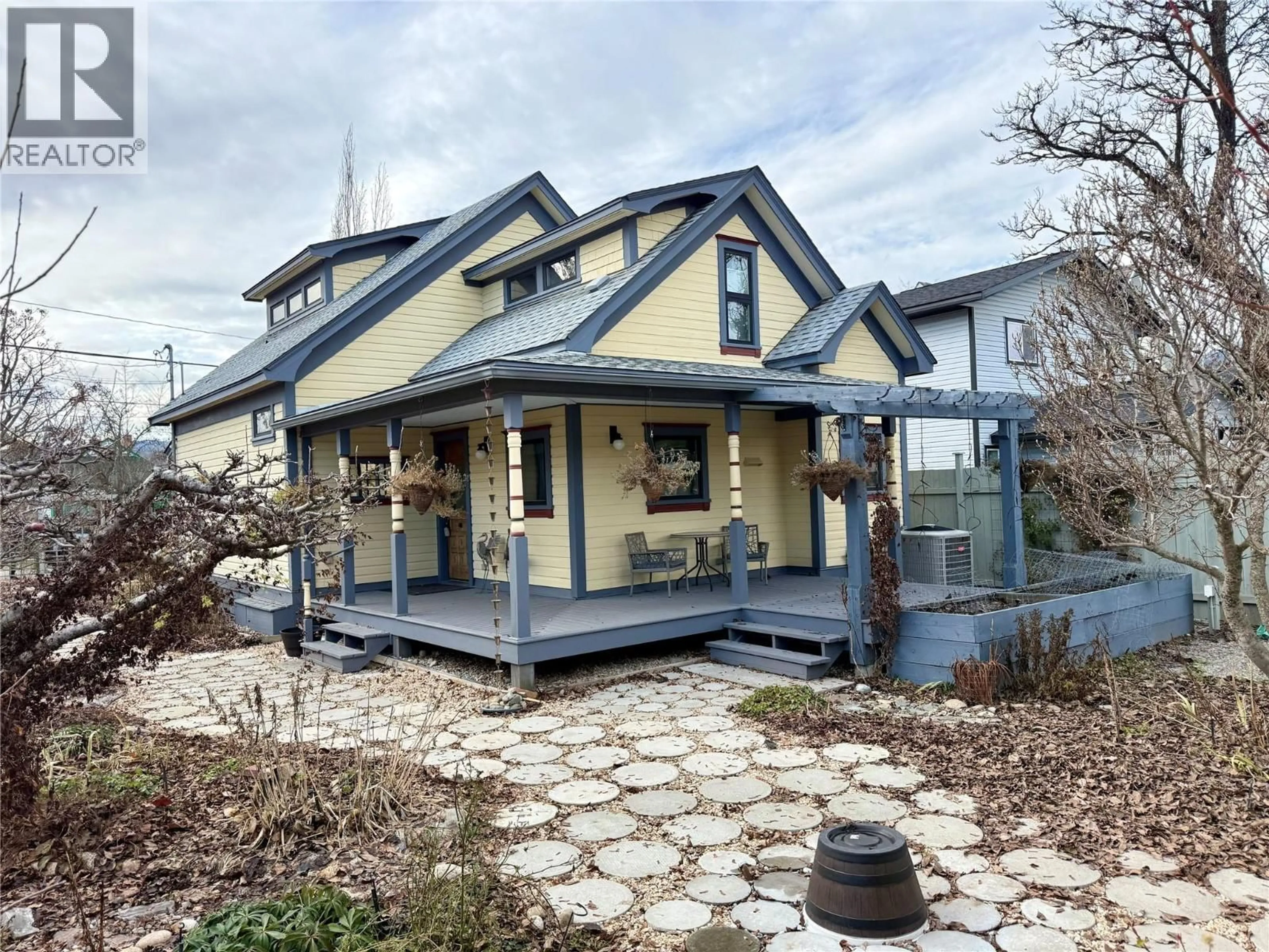 Home with vinyl exterior material, street for 7298 18TH STREET, Grand Forks British Columbia V0H1H0